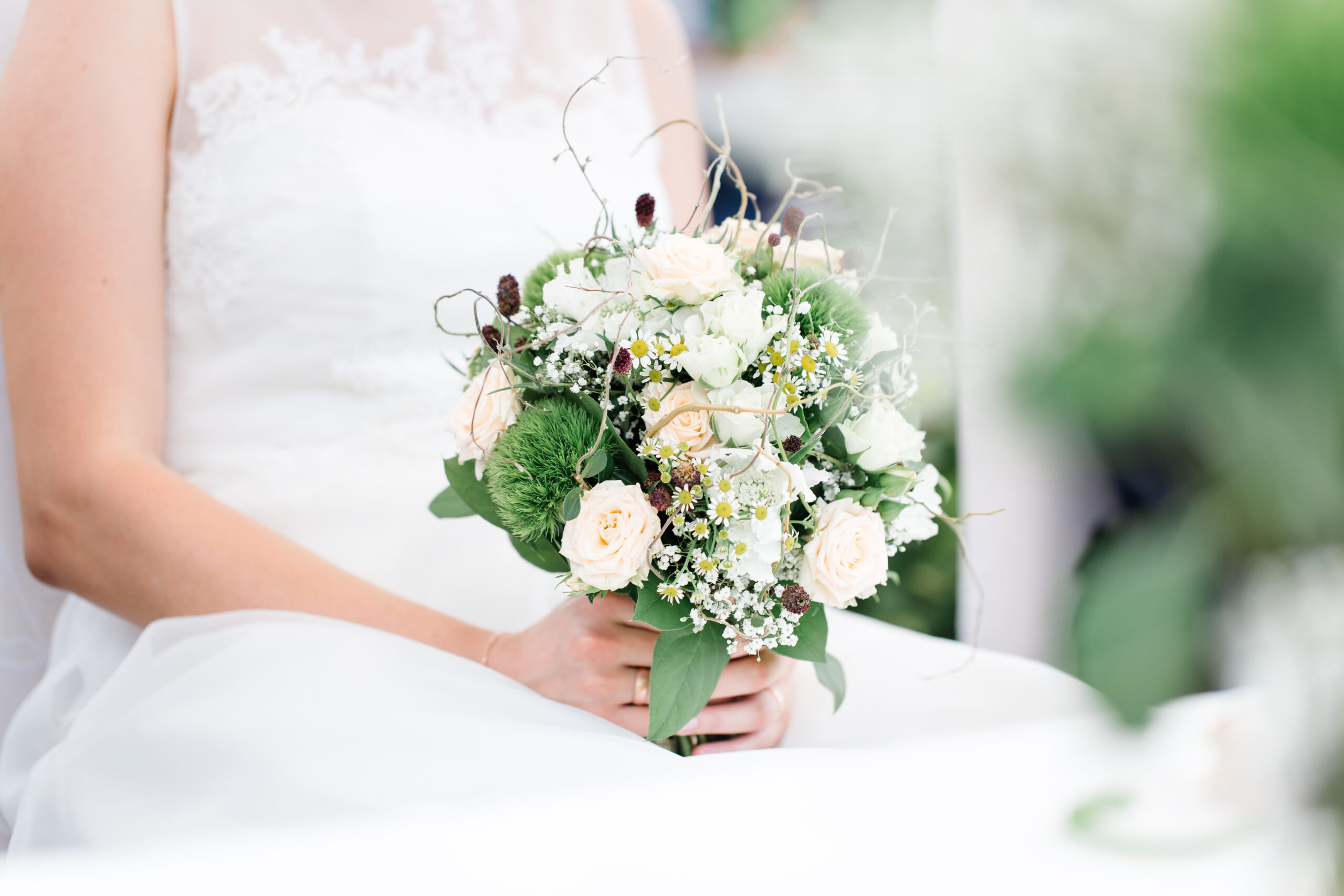 Braut hält ihren Blumenstrauß.
