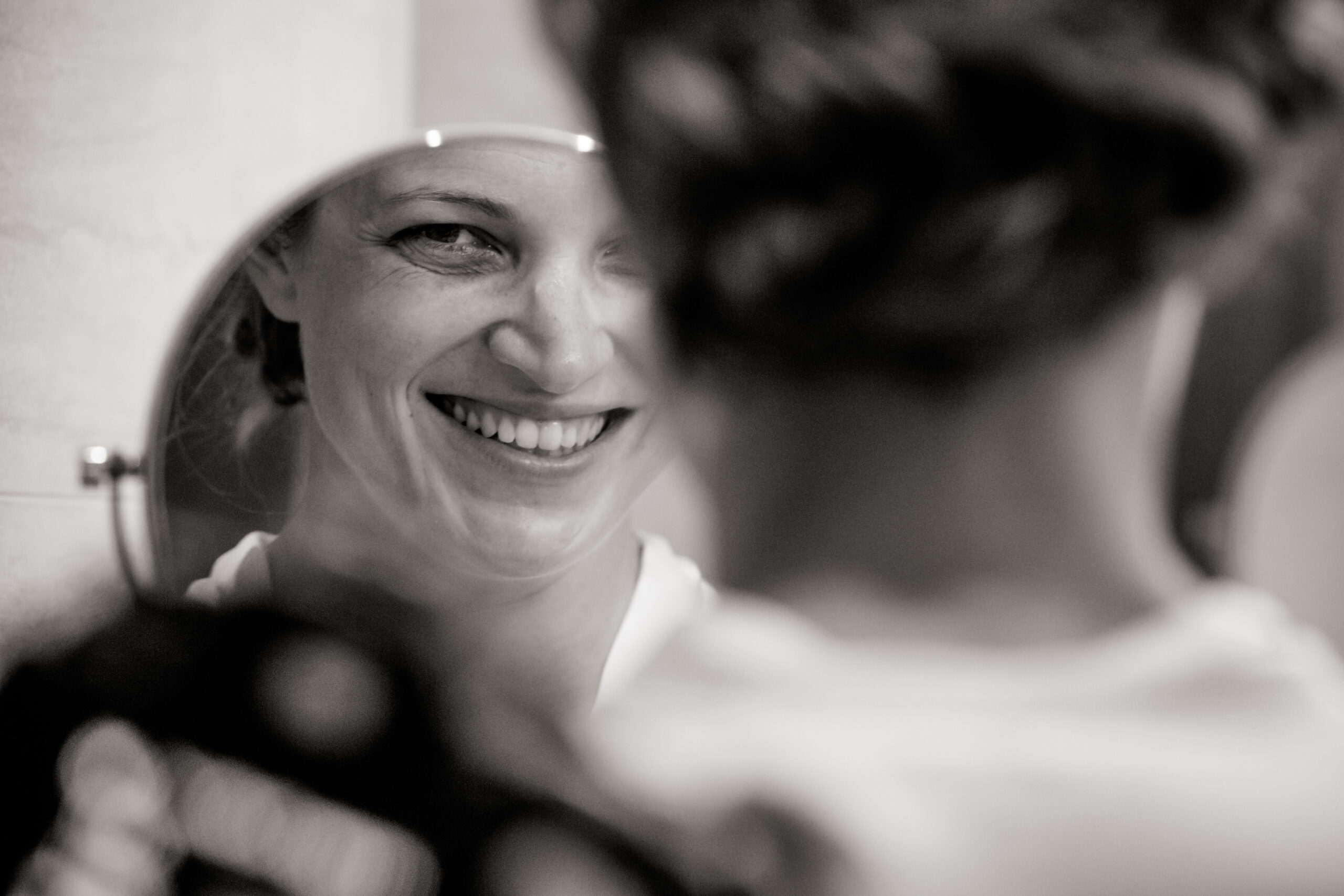 Lächelnde Braut im Getting Ready.