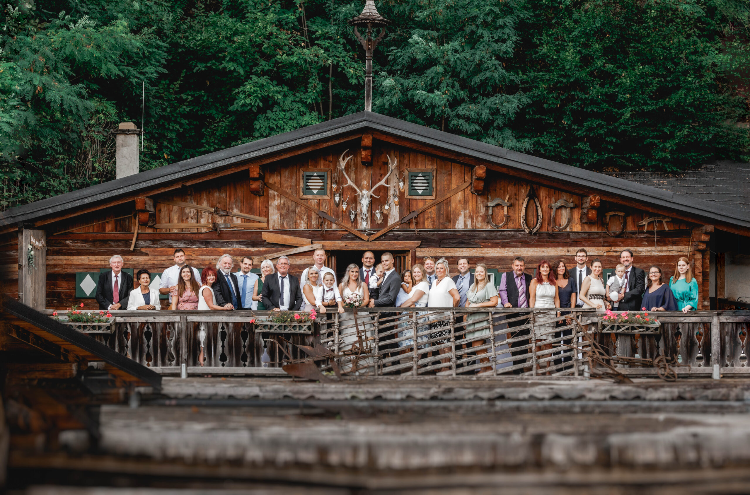 Hochzeitsscheune außen mit Gästen.