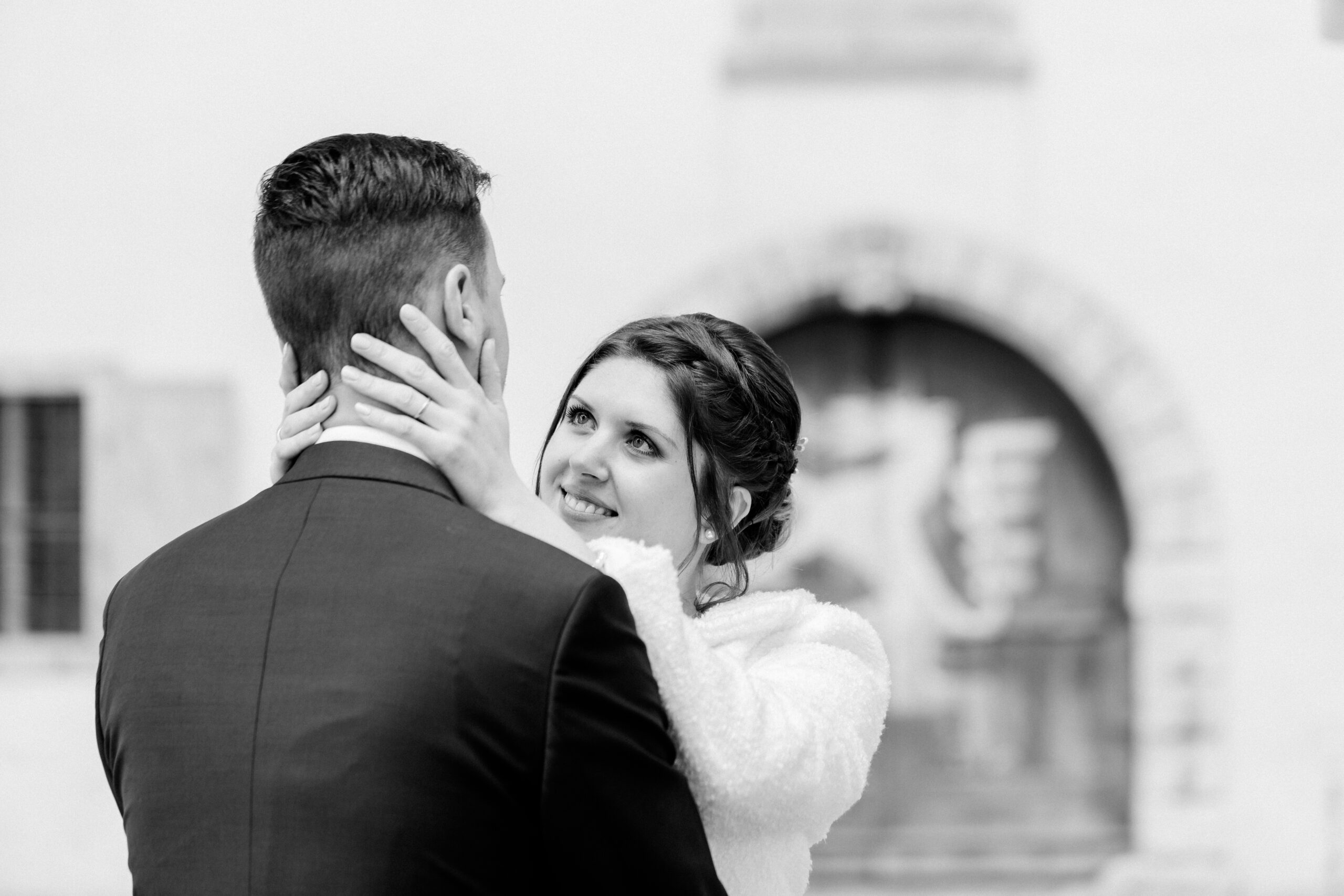 Braut lächelt den Bräutigam an