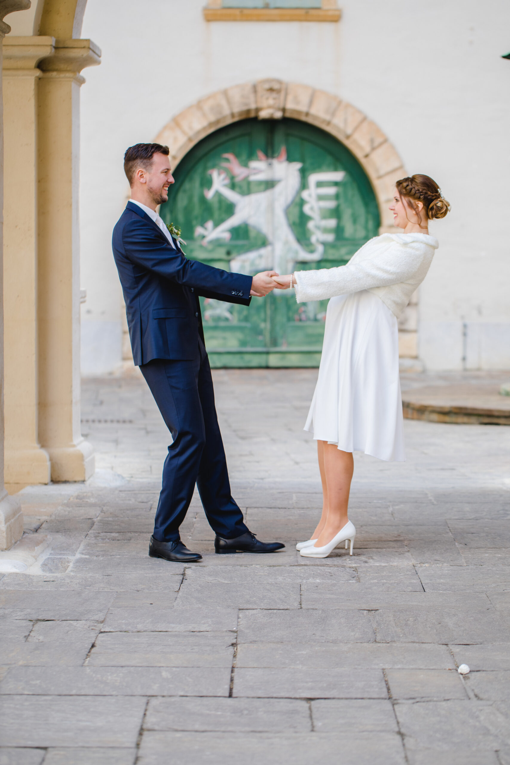 Brautpaar läuft Hand in Hand durch die Stadt.