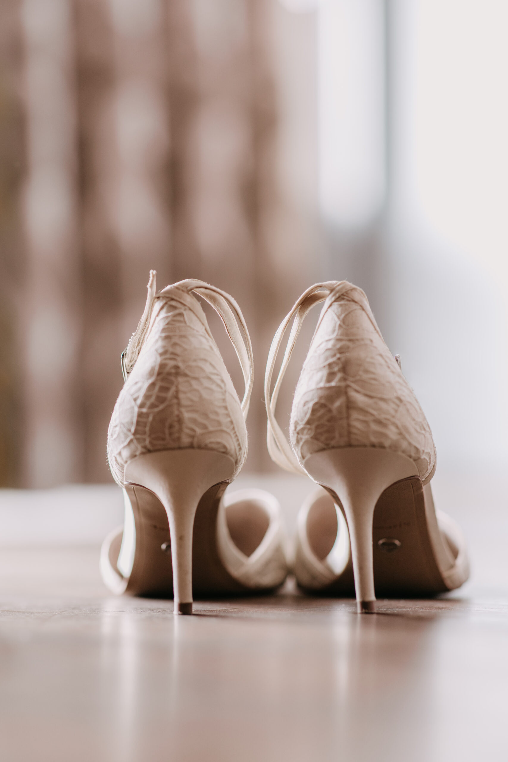 Brautschuhe im warmen Licht.
