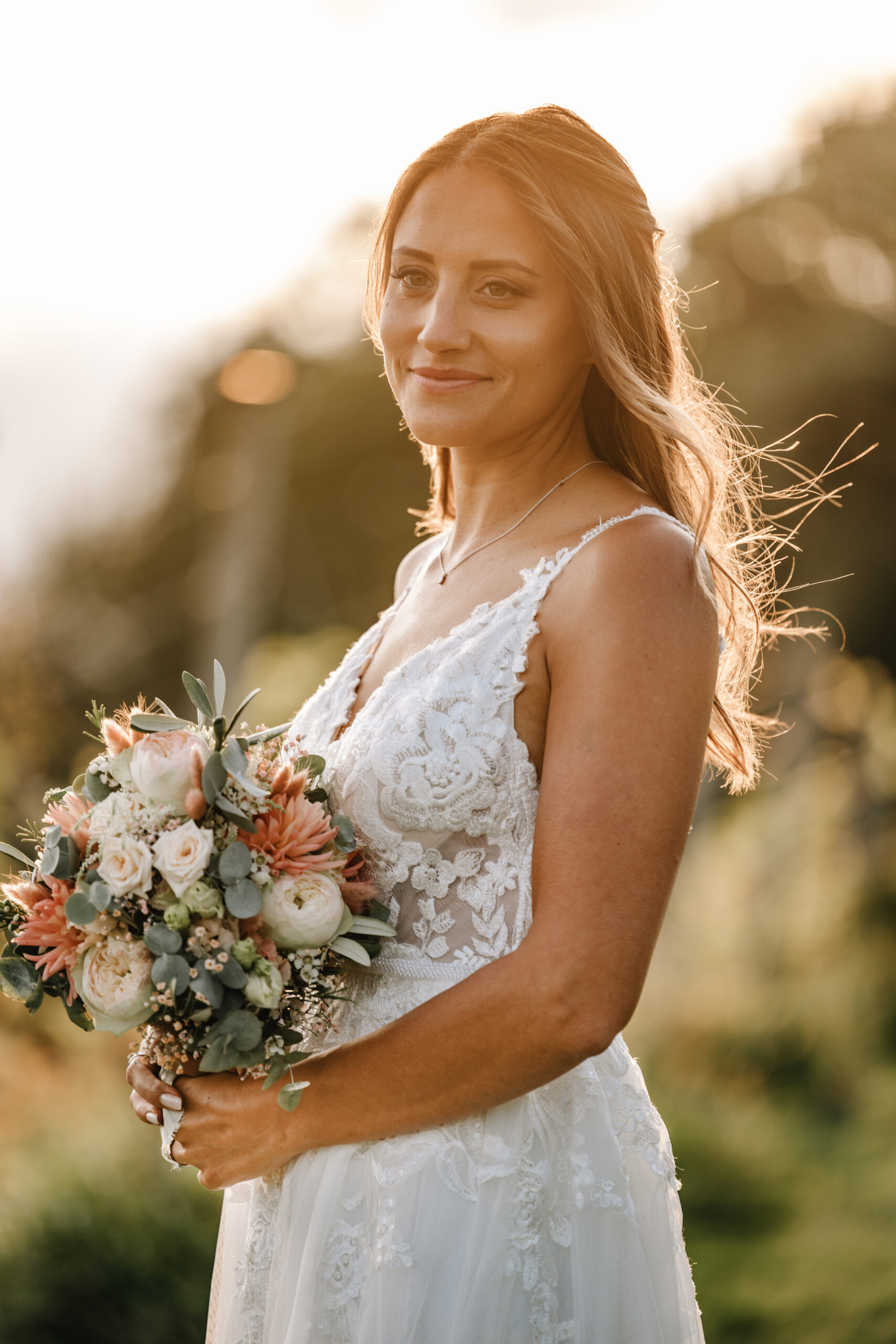 Lächelnde Braut im Kleid vor dem First Look.