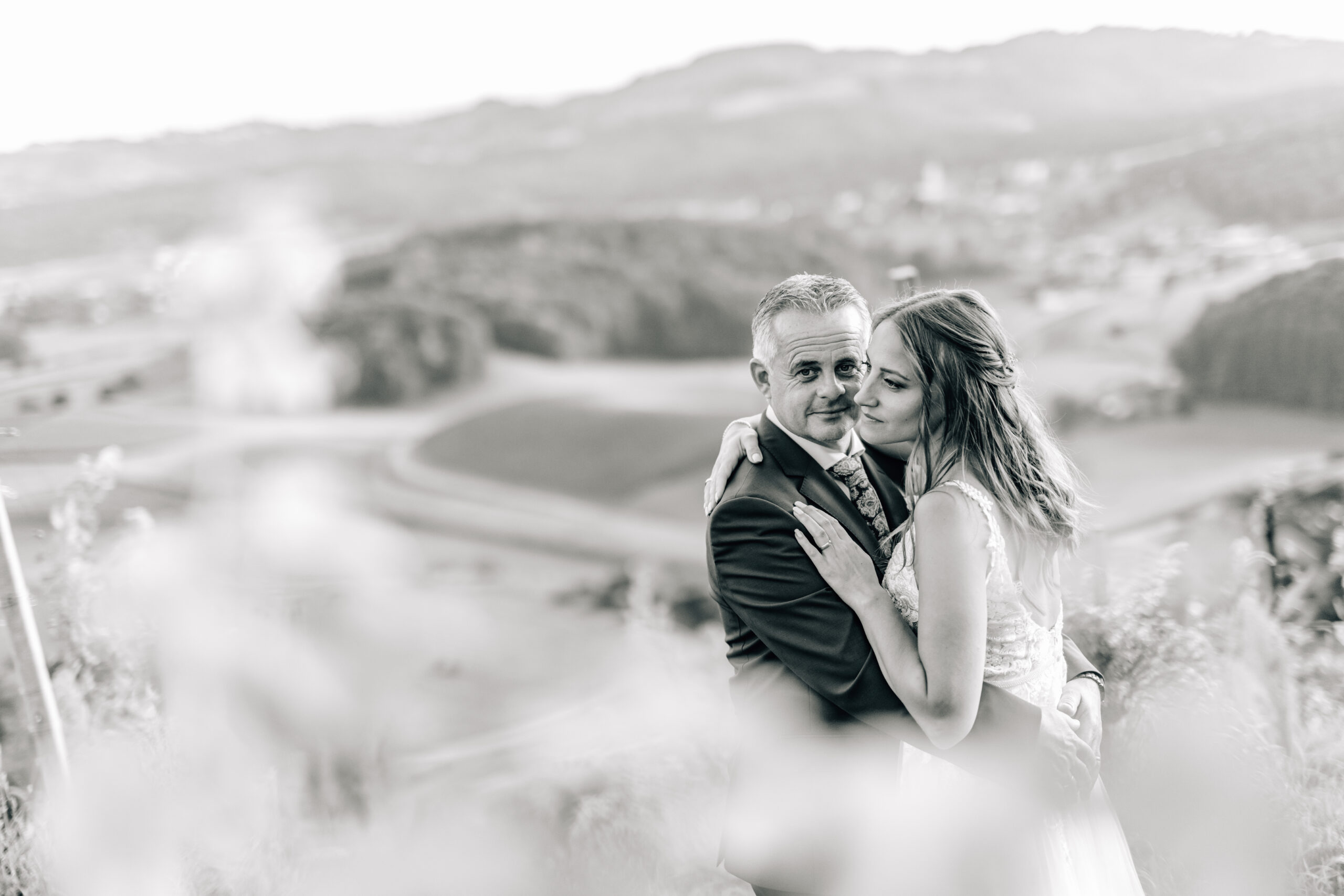 Brautpaar im Schwarz-Weiß-Kussmoment.