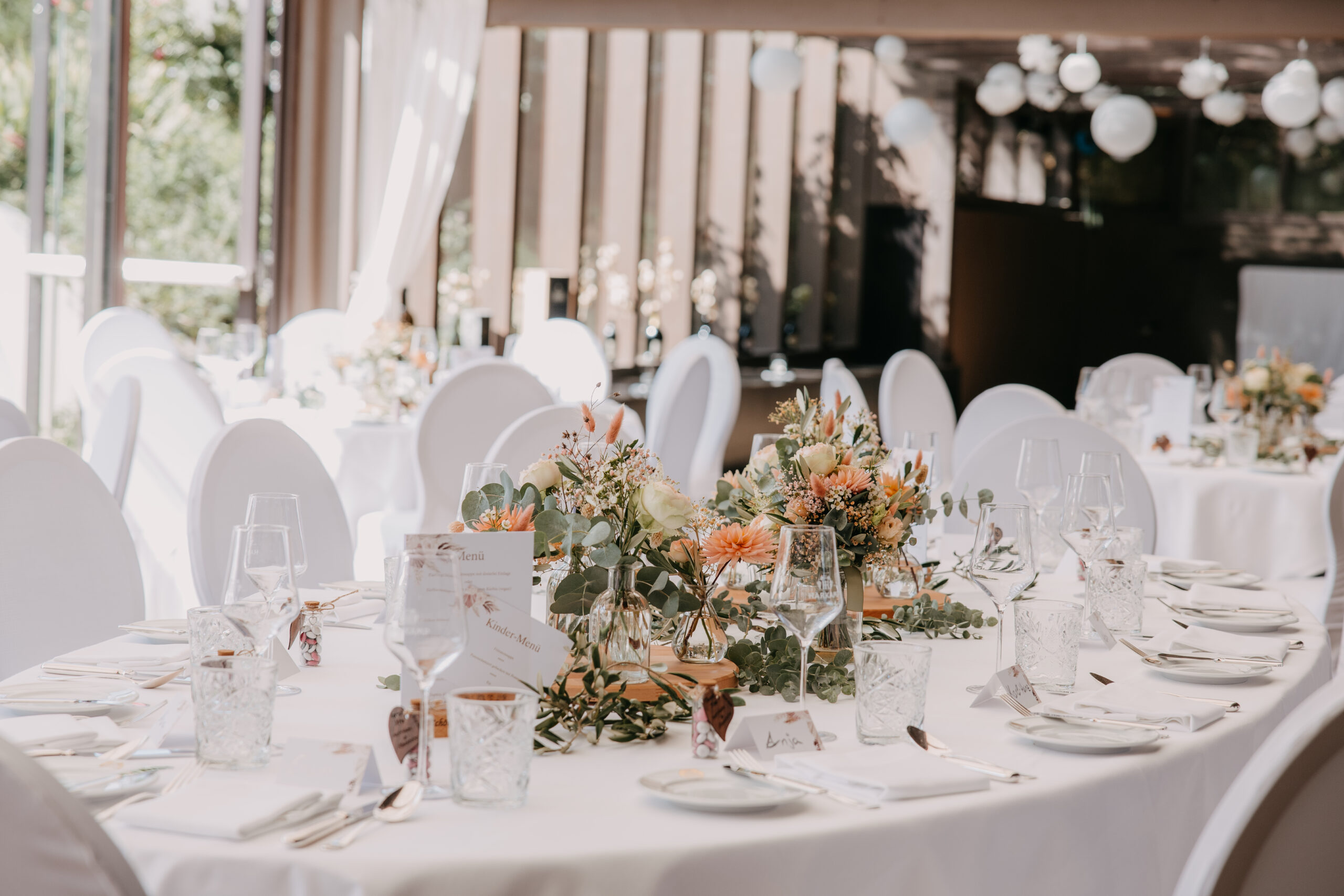 Festlich gedeckter Hochzeitstisch.