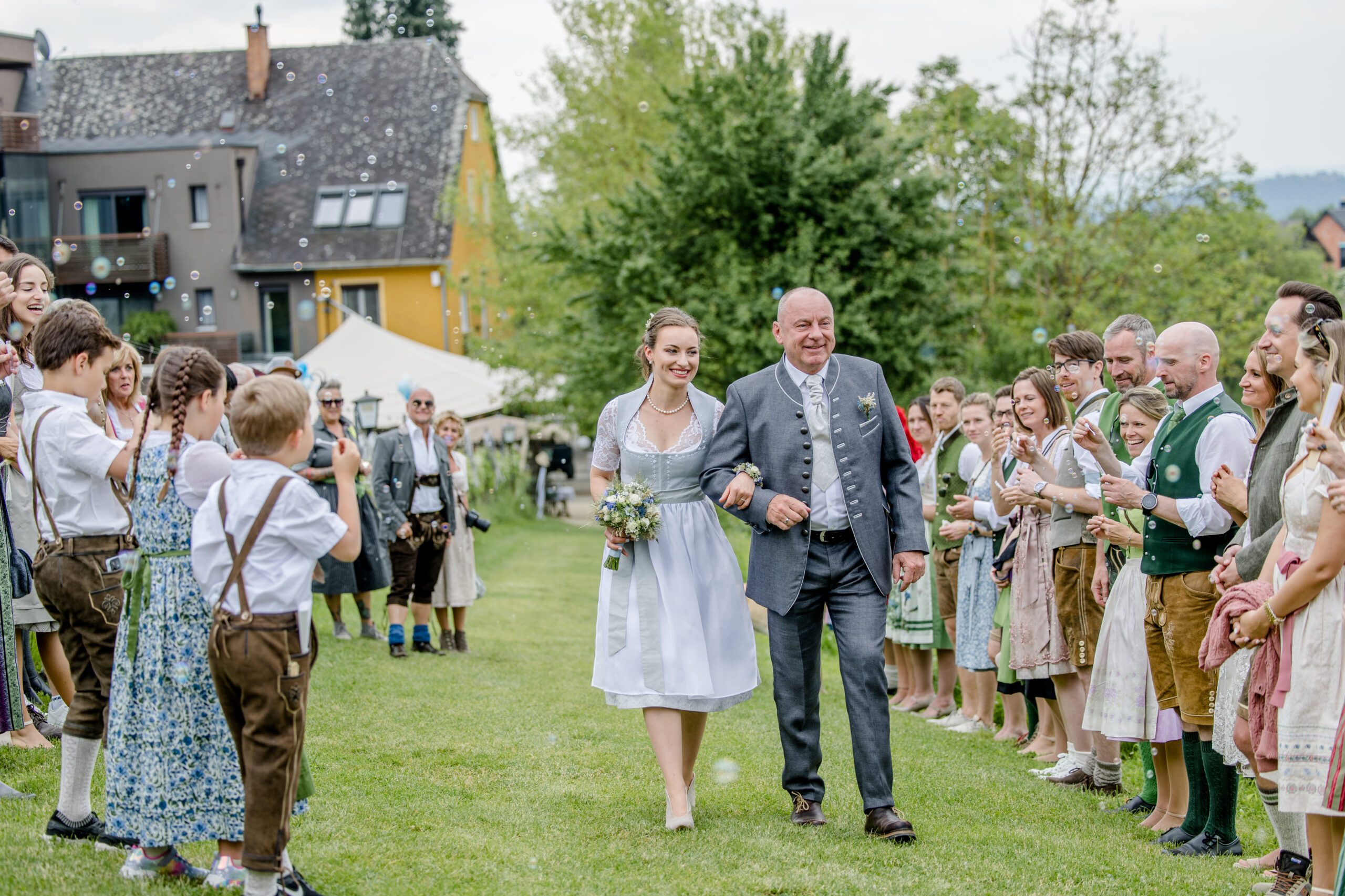 Brautvater geht mit Braut zur Trauung