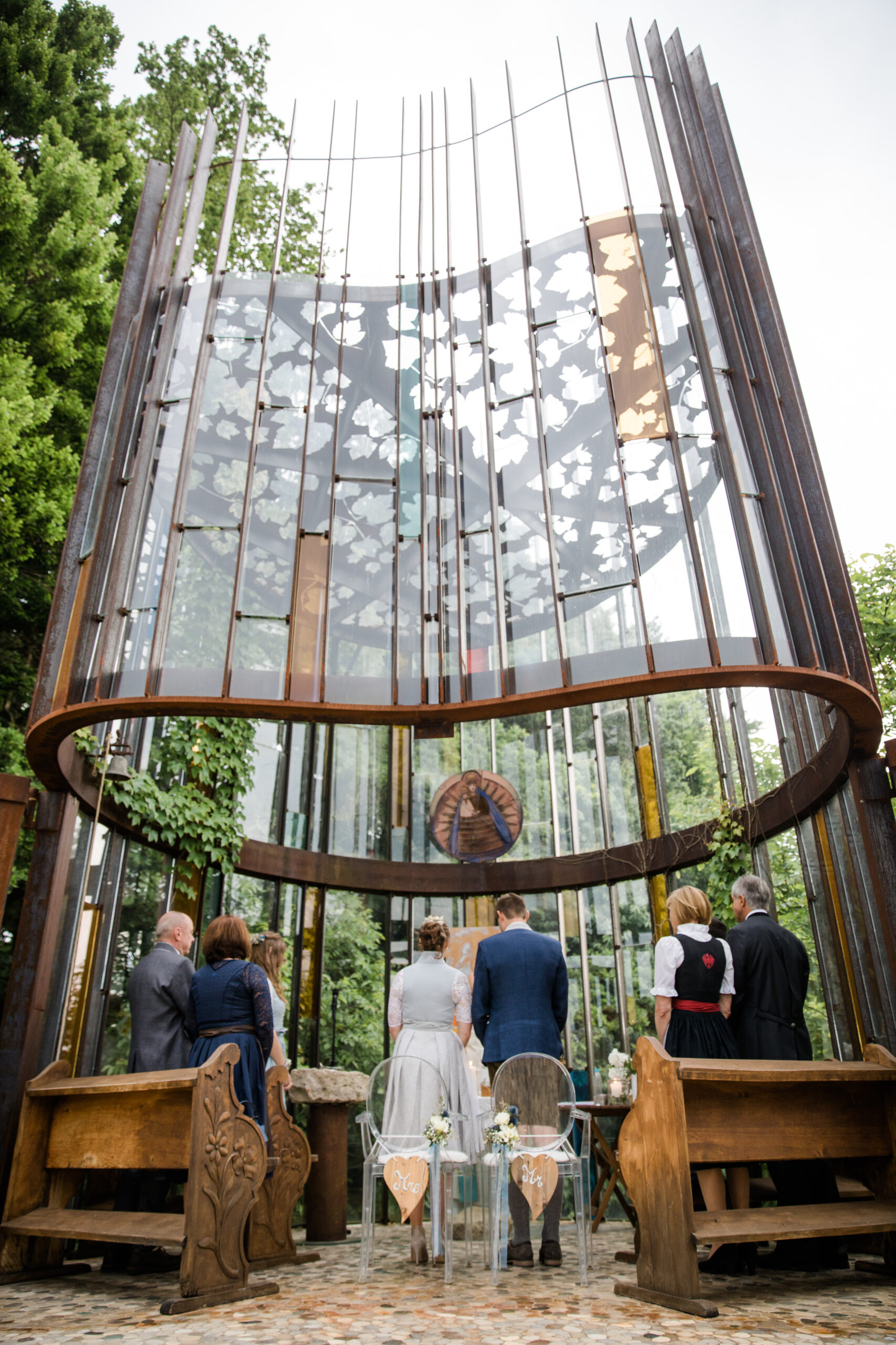 Moderne Hochzeitslocation mit gläsernem Turm.