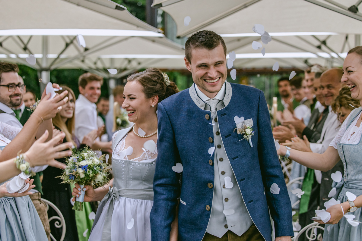 Hochzeitspaar zieht durch ein Spalier