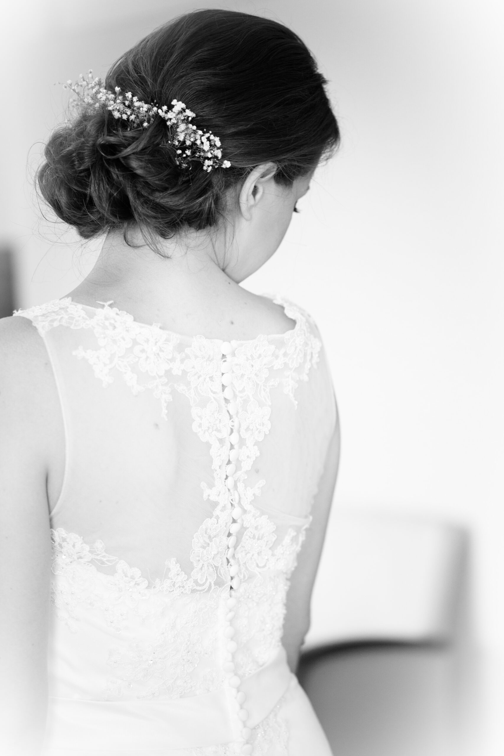 Braut Detail Rücken – Kleid und Frisur