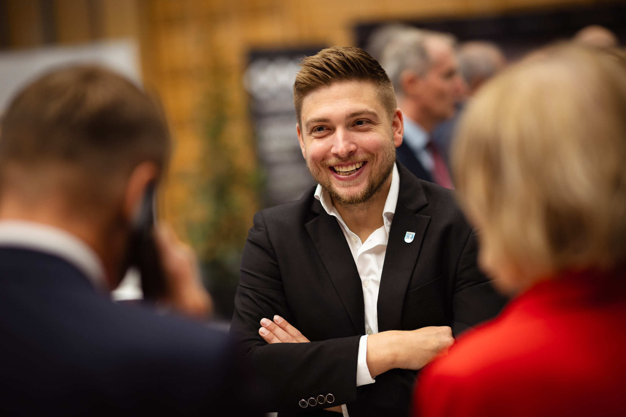 Mann Portrait Business – authentisches Lächeln