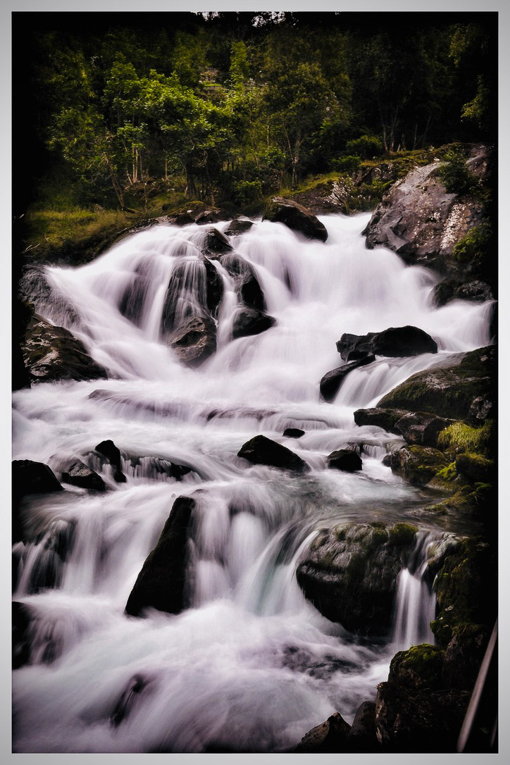 Wasserfall im Gebirge – Langzeitbelichtung