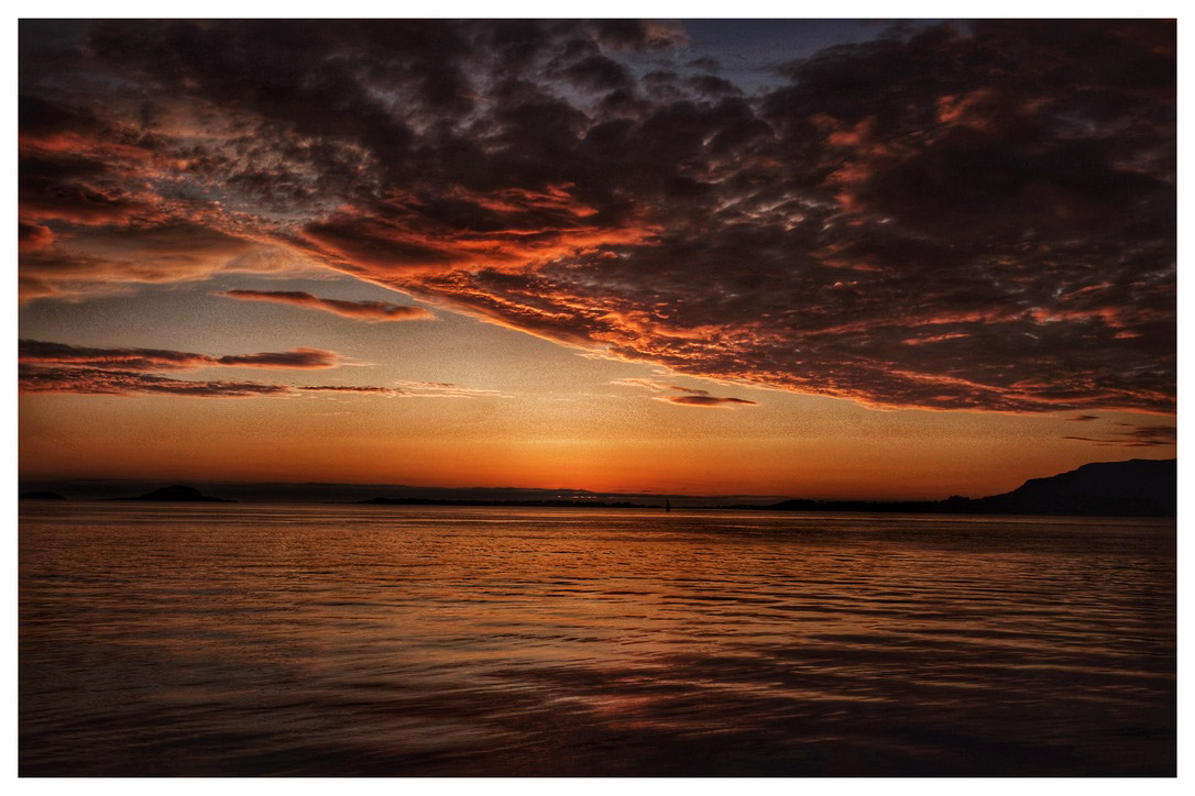 Abendstimmung am Meer – ruhige Wasseroberfläche