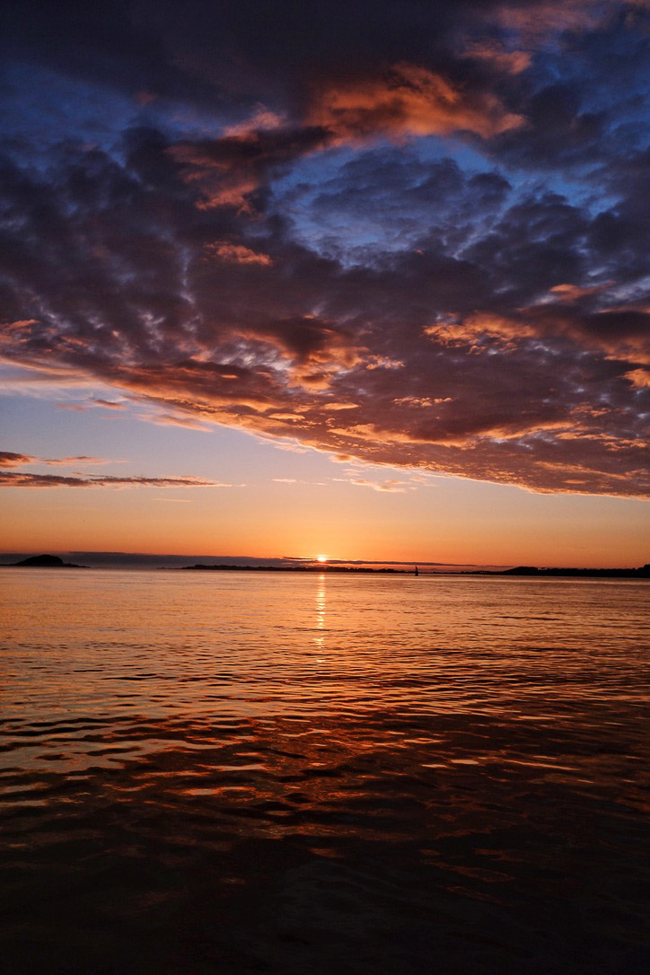 Dramatischer Himmel über dem Meer – Sonnenuntergang