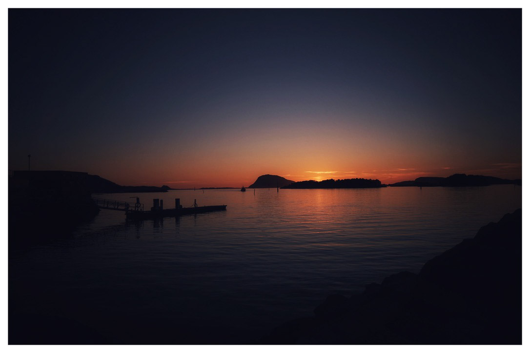 Sonnenuntergang über See – Silhouetten im Wasser
