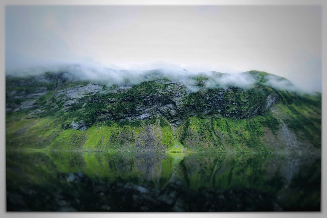 Nebel über Bergen – ruhige Landschaft
