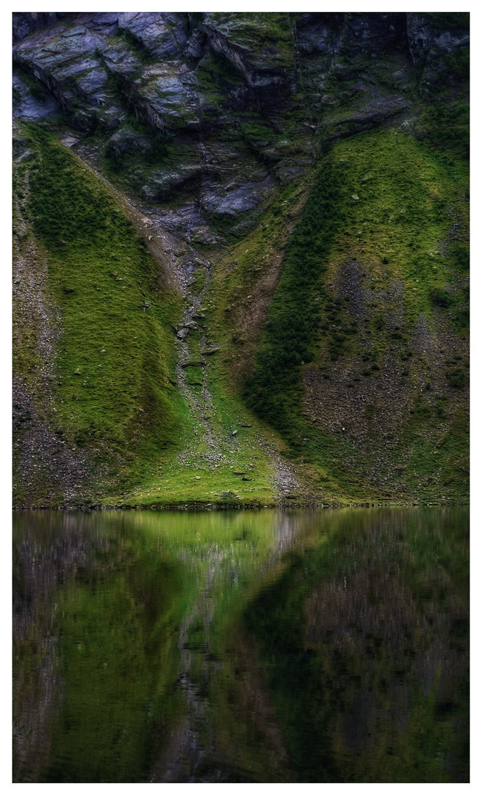 Wasserfall im grünen Tal – Naturdetail