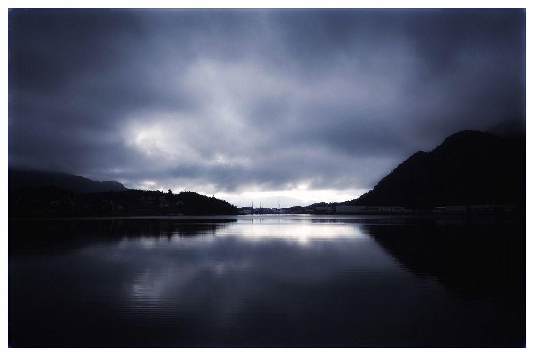 See mit Bergen – Spiegelung im Wasser
