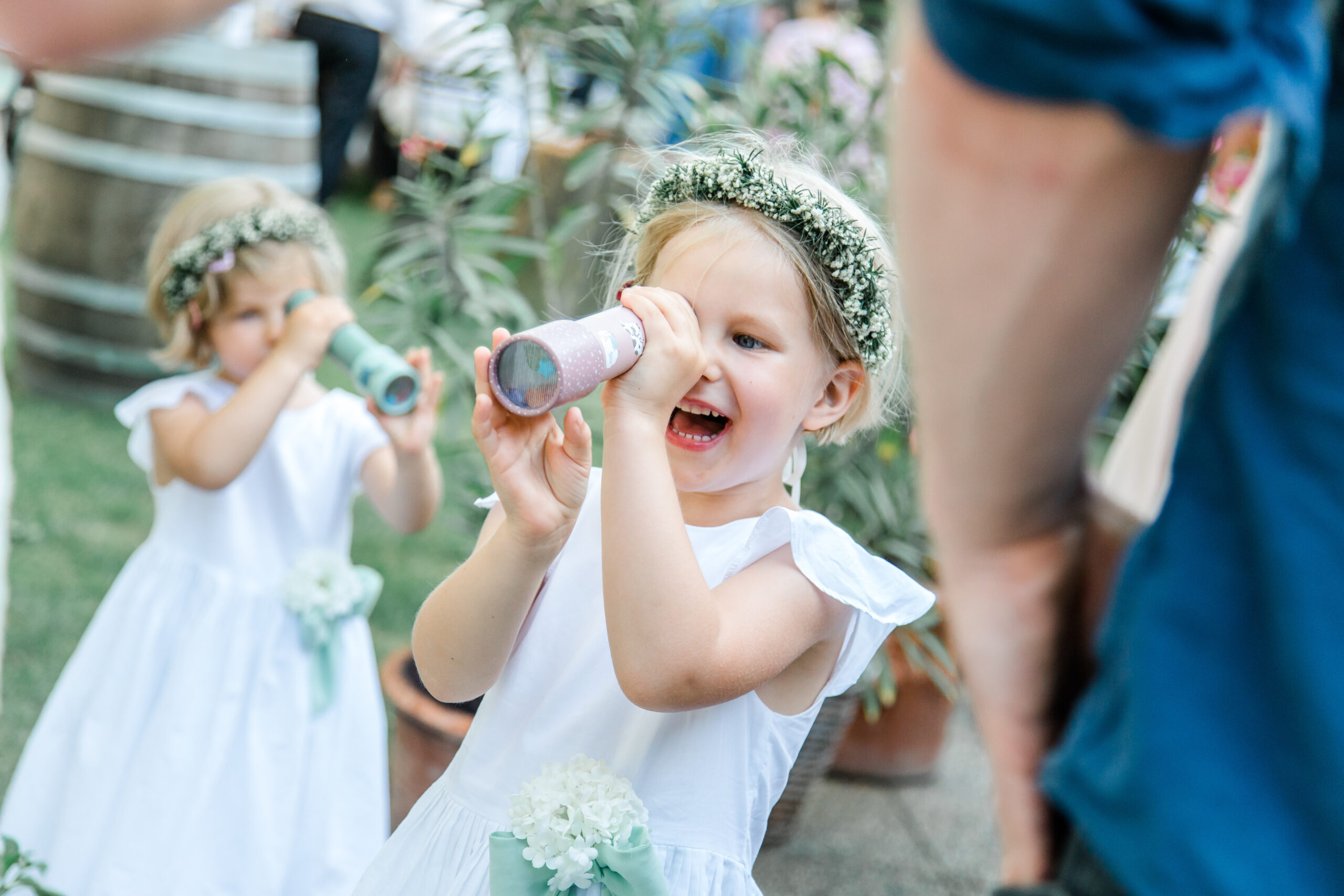 Kind bei Hochzeit – spielerischer Moment