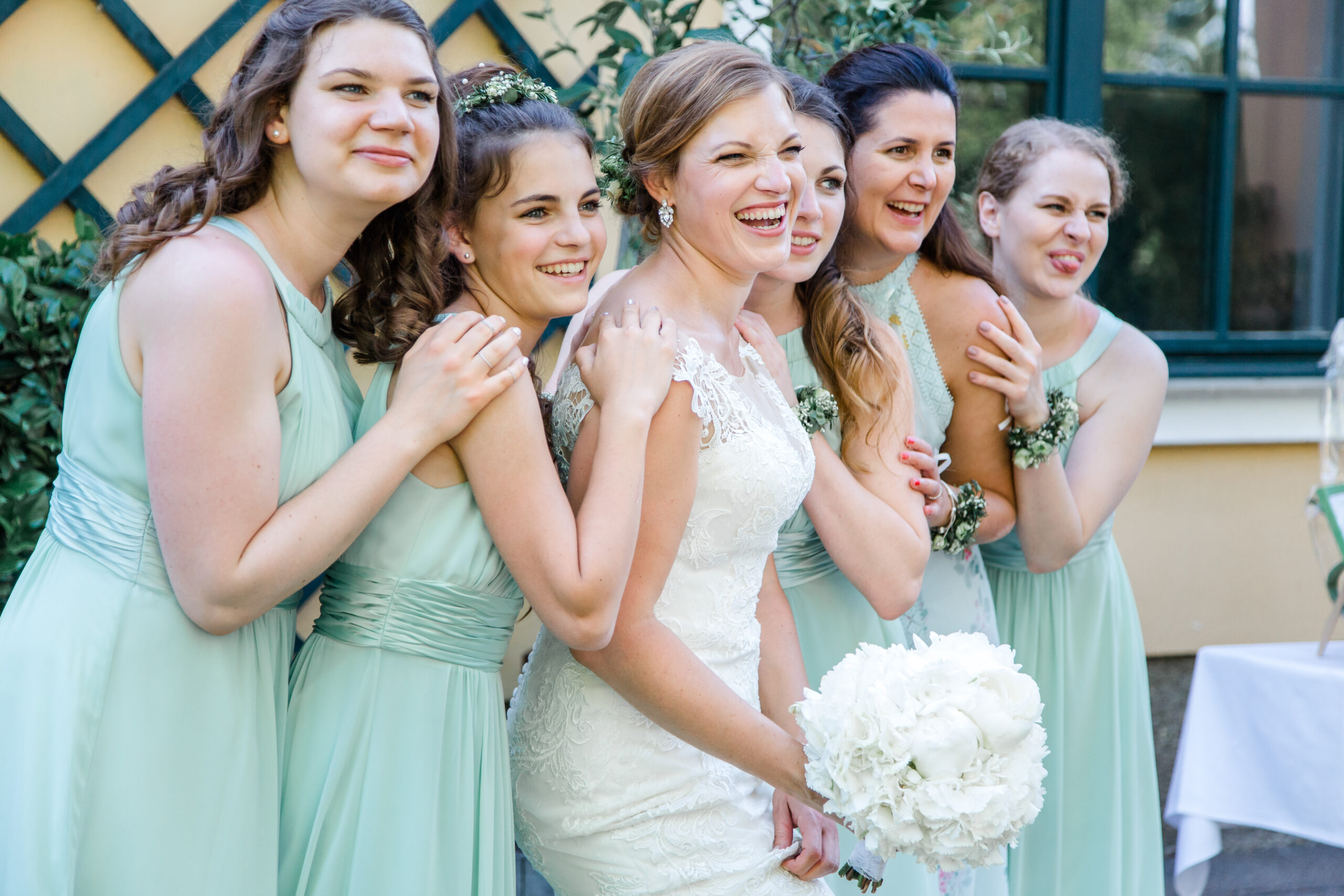 Braut mit Freundinnen – Gruppenfoto