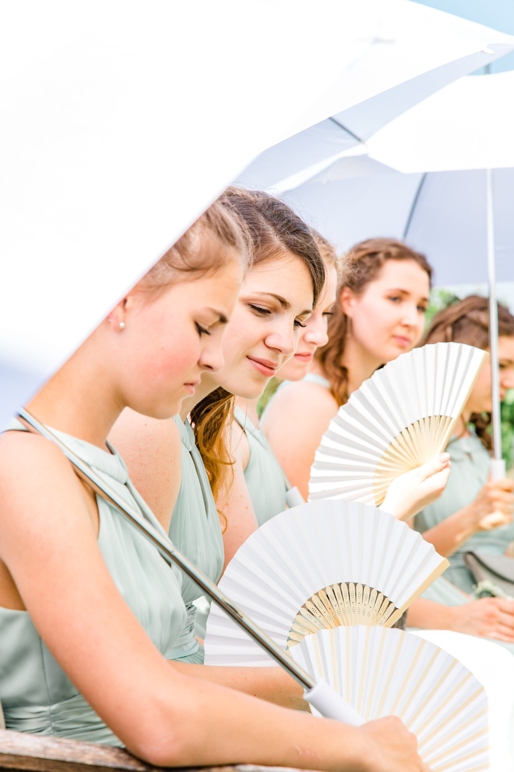 Brautjungfern mit Fächern – Sommerhochzeit