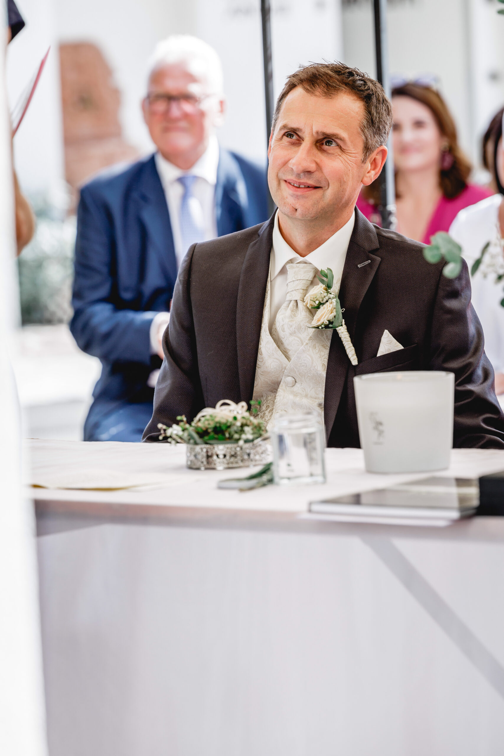 Bräutigam bei Rede – Hochzeit Empfang