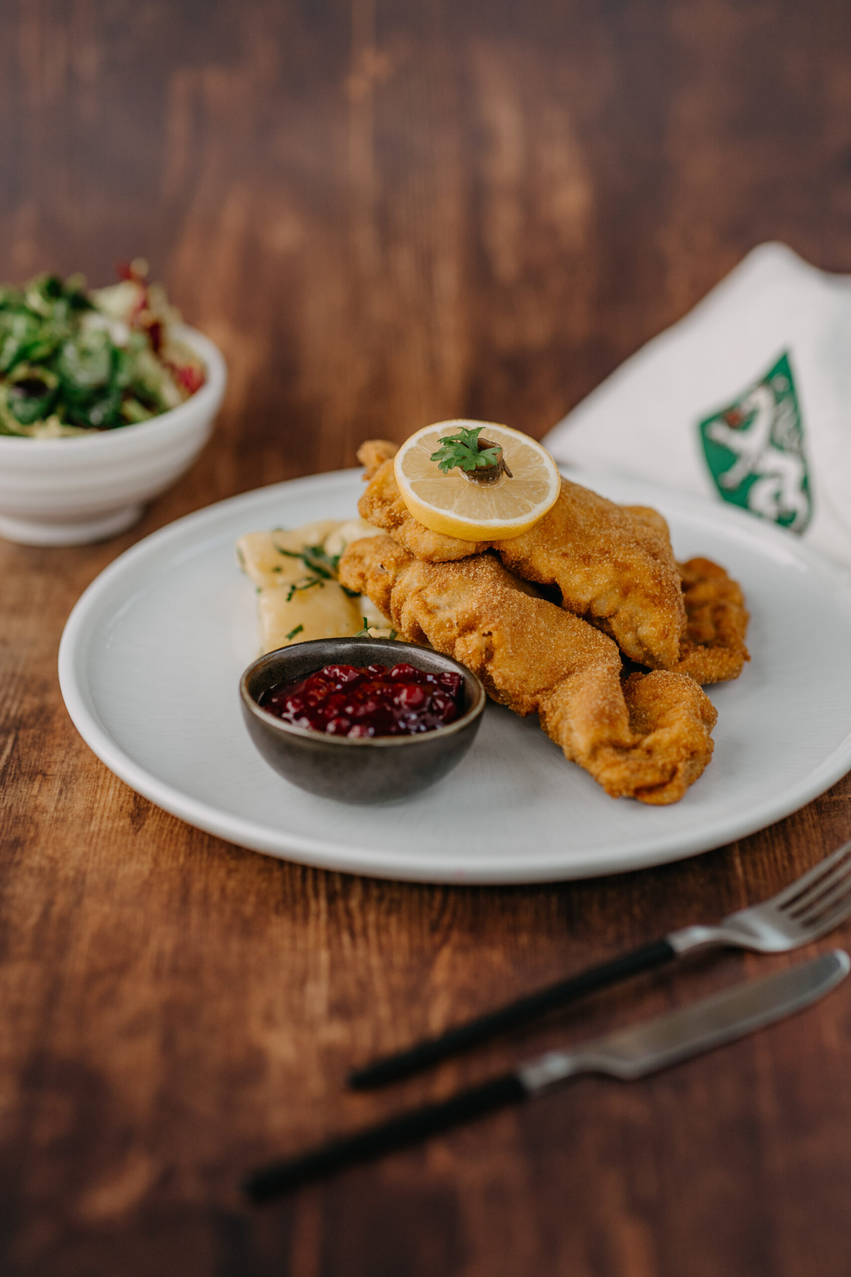Schnitzel mit Beilage – klassische Küche