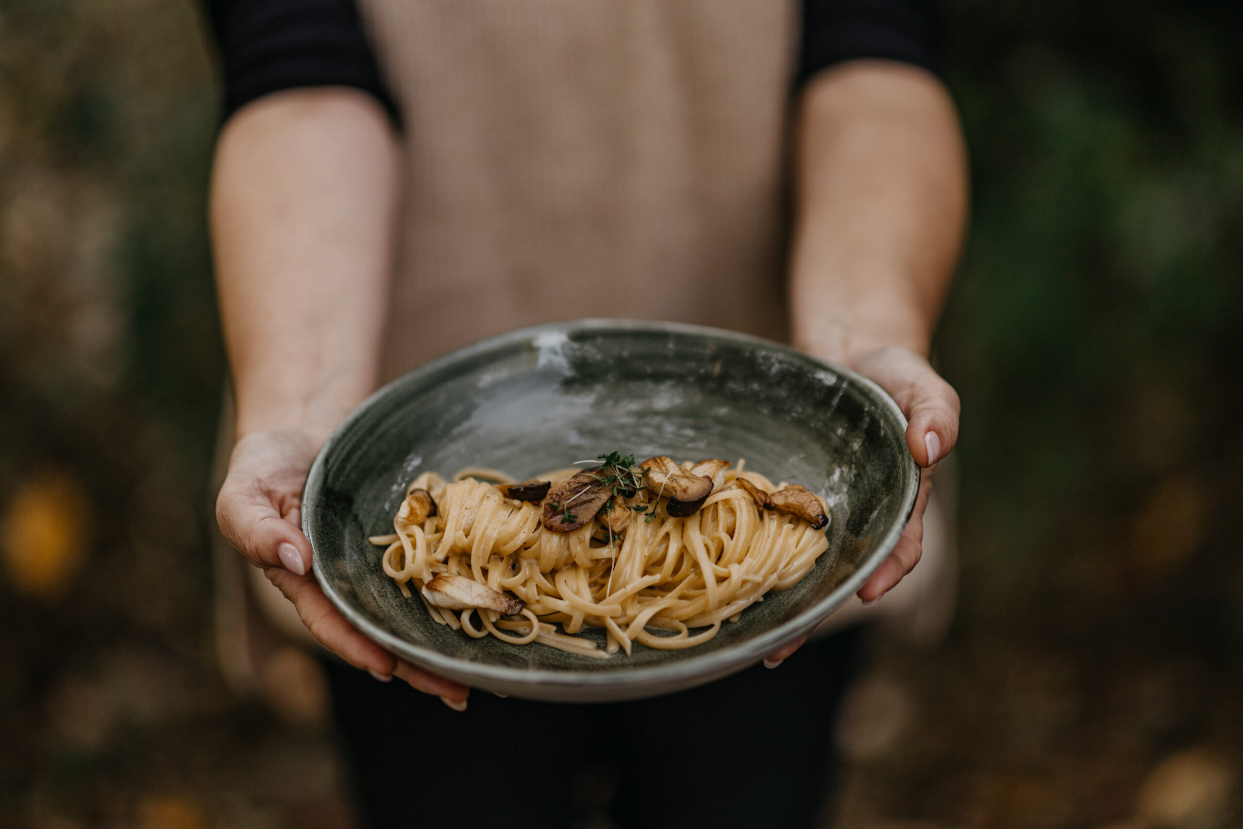 Pasta in Händen gehalten – authentische Foodfotografie