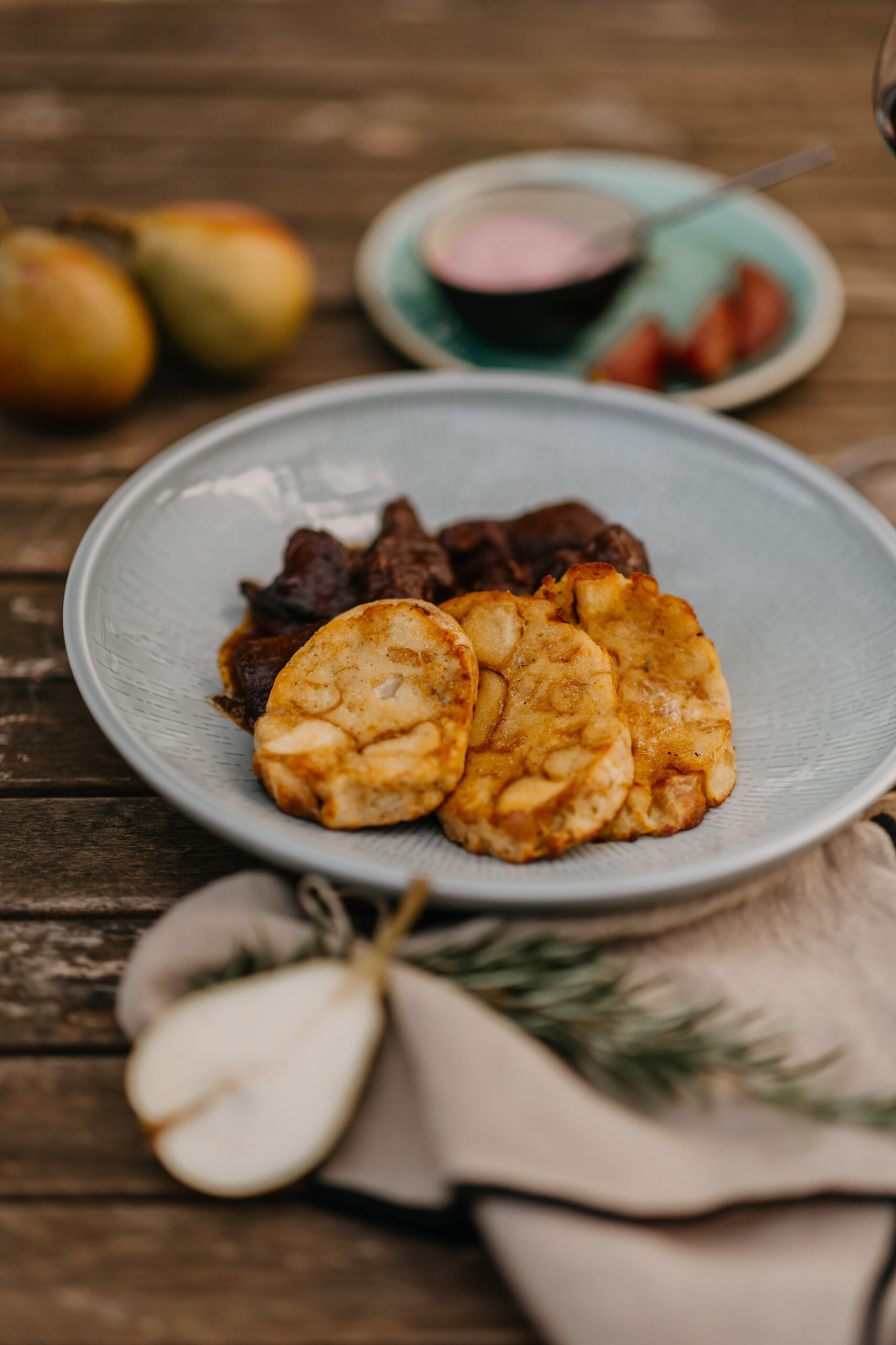 Fleischgericht mit Beilage – regionale Küche
