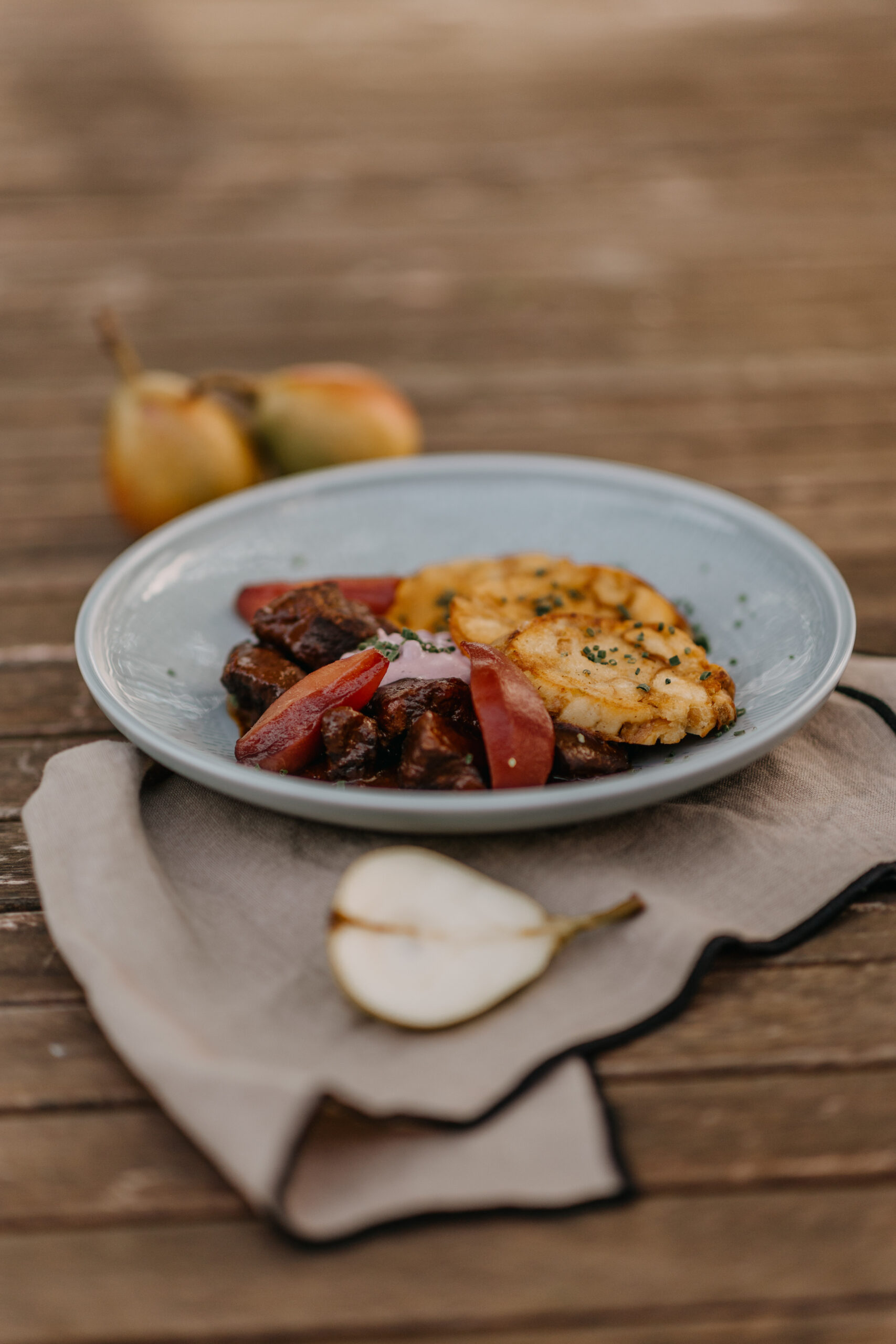 Fleischgericht mit Beilage – regionale Küche