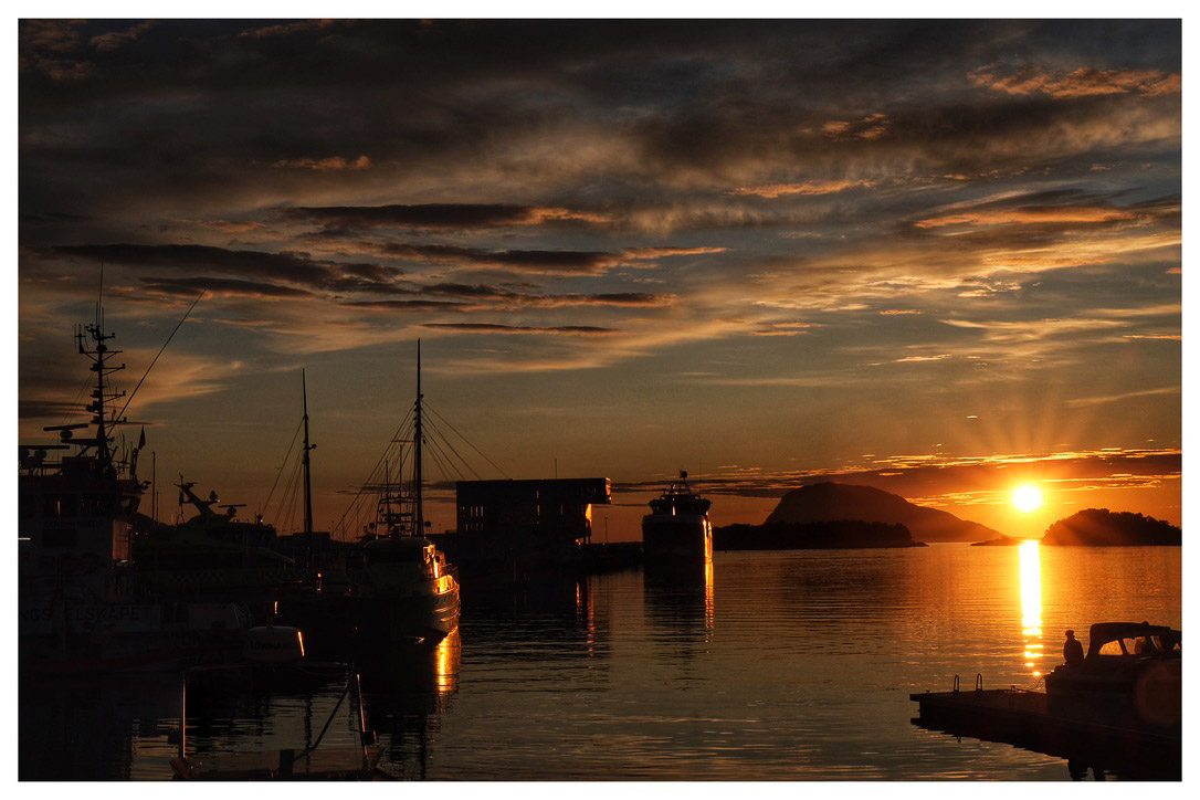 Sonnenuntergang am Meer – Boote im Hafen