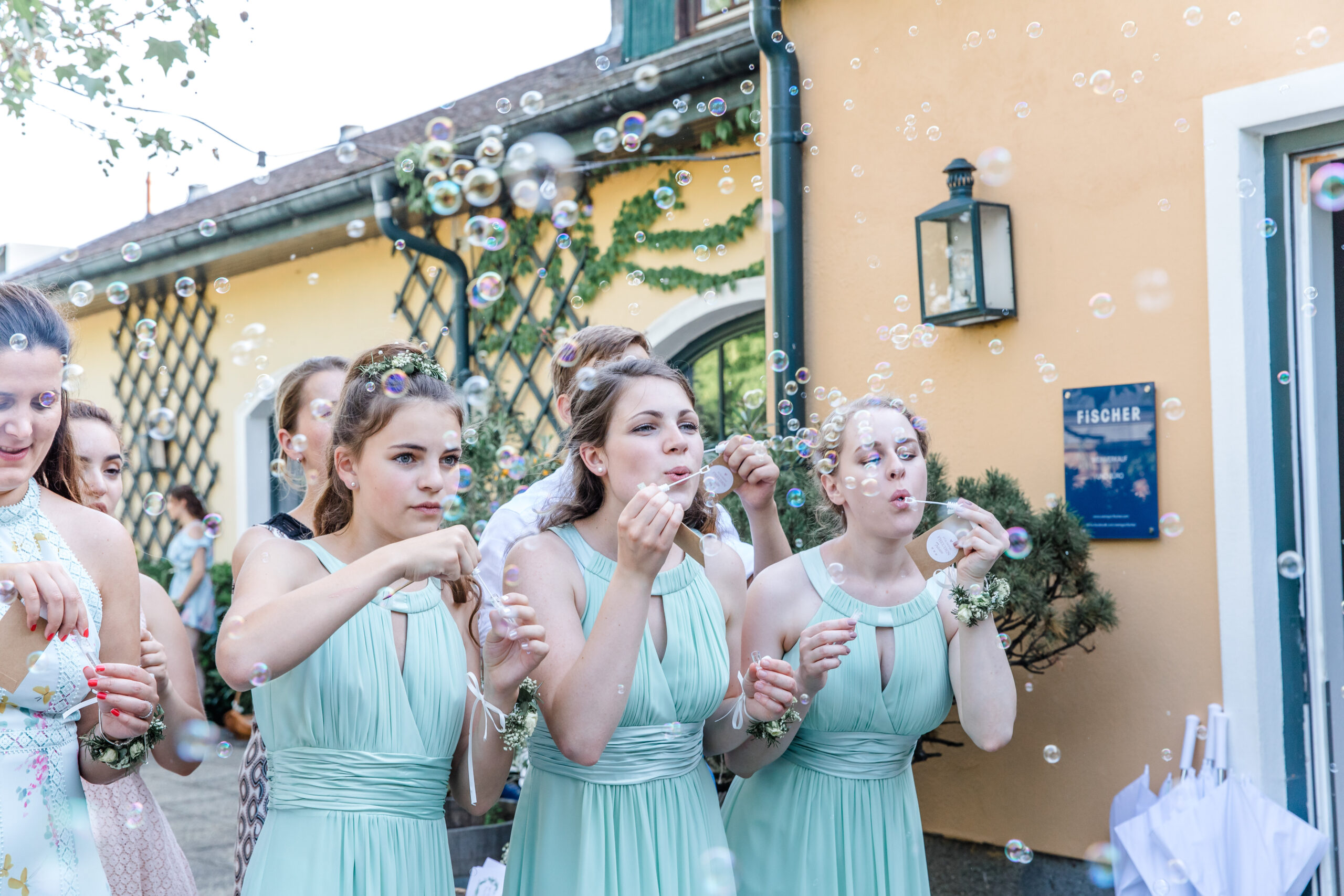 Brautjungfern stoßen an – Hochzeit feiern