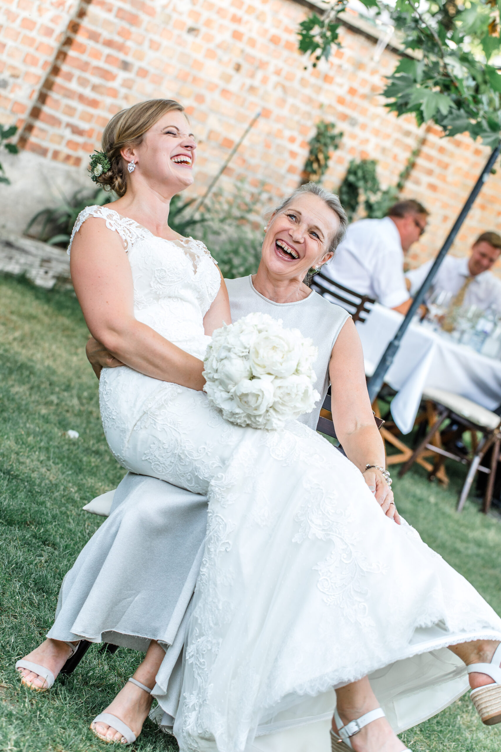 Braut lachend im Garten – emotionale Hochzeitsszene