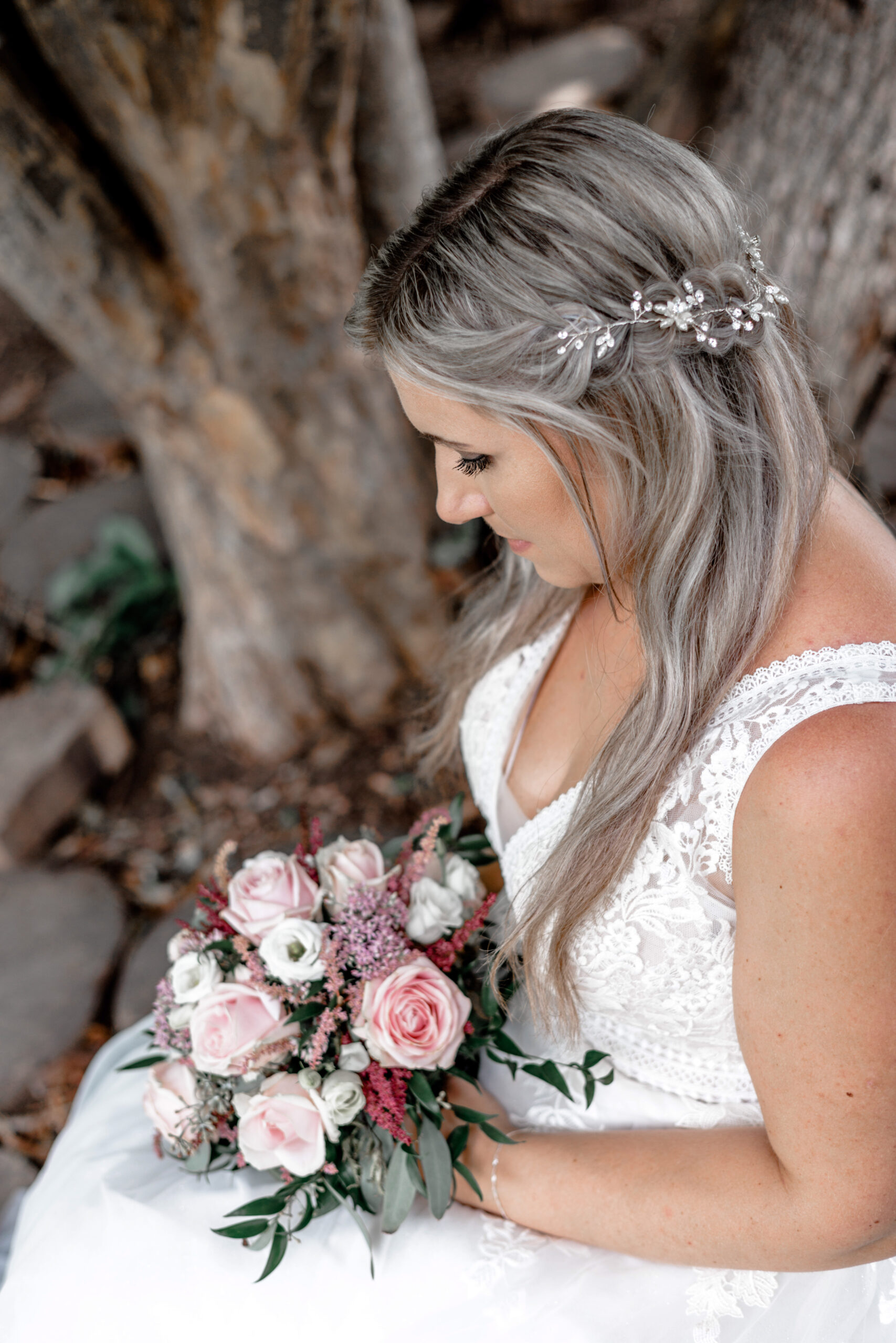 Braut mit Blumenstrauß – Portrait im Grünen