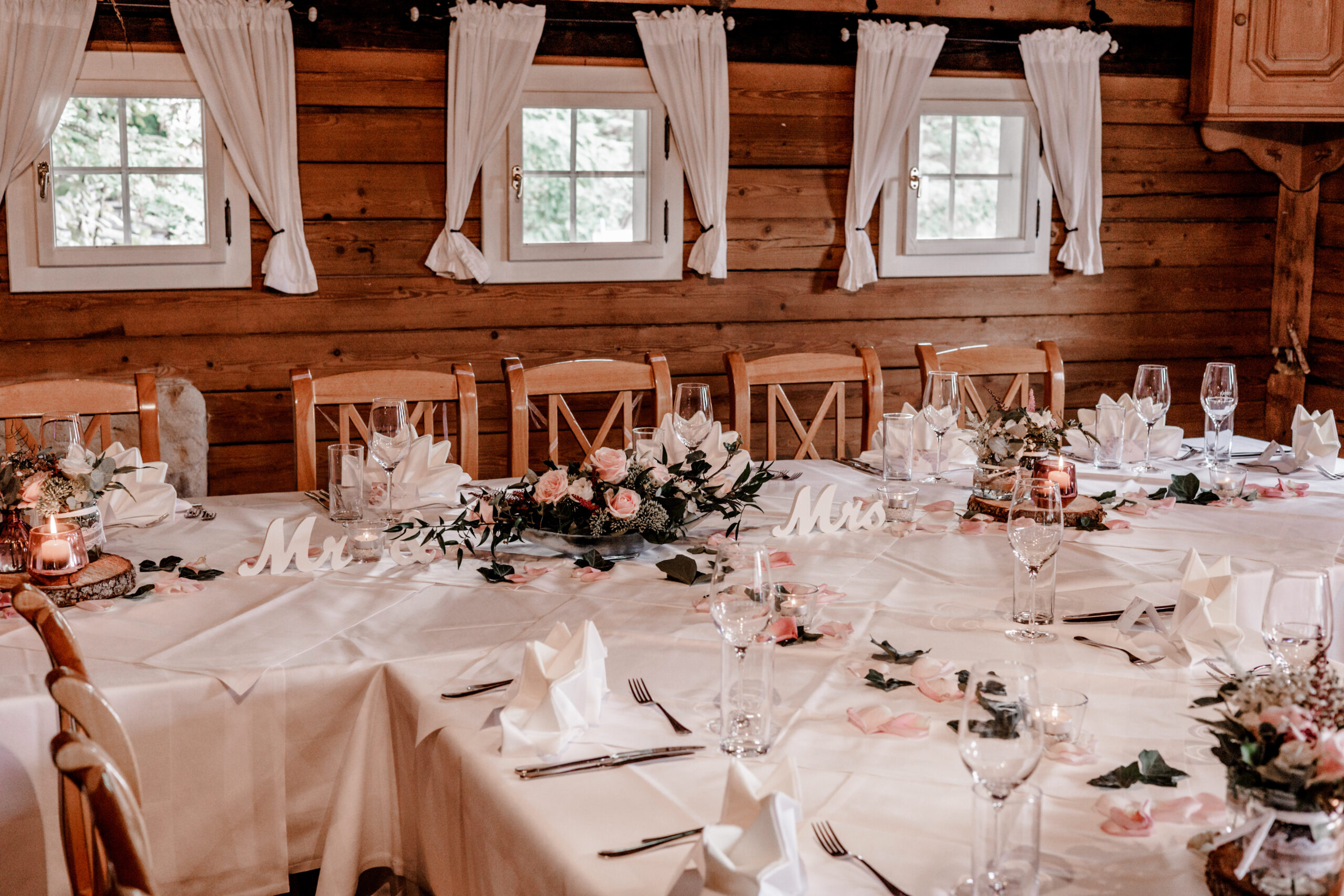 Hochzeitstafel im Holzsaal – Dekoration