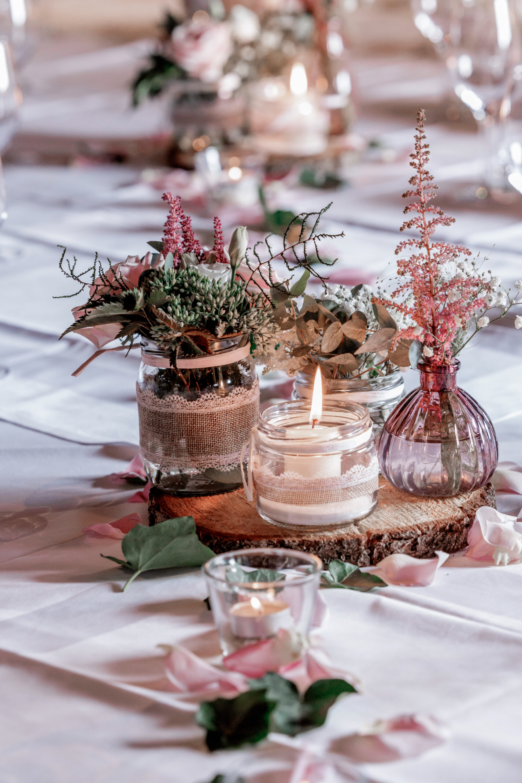 Tischdekoration mit Kerzen – Detailaufnahme