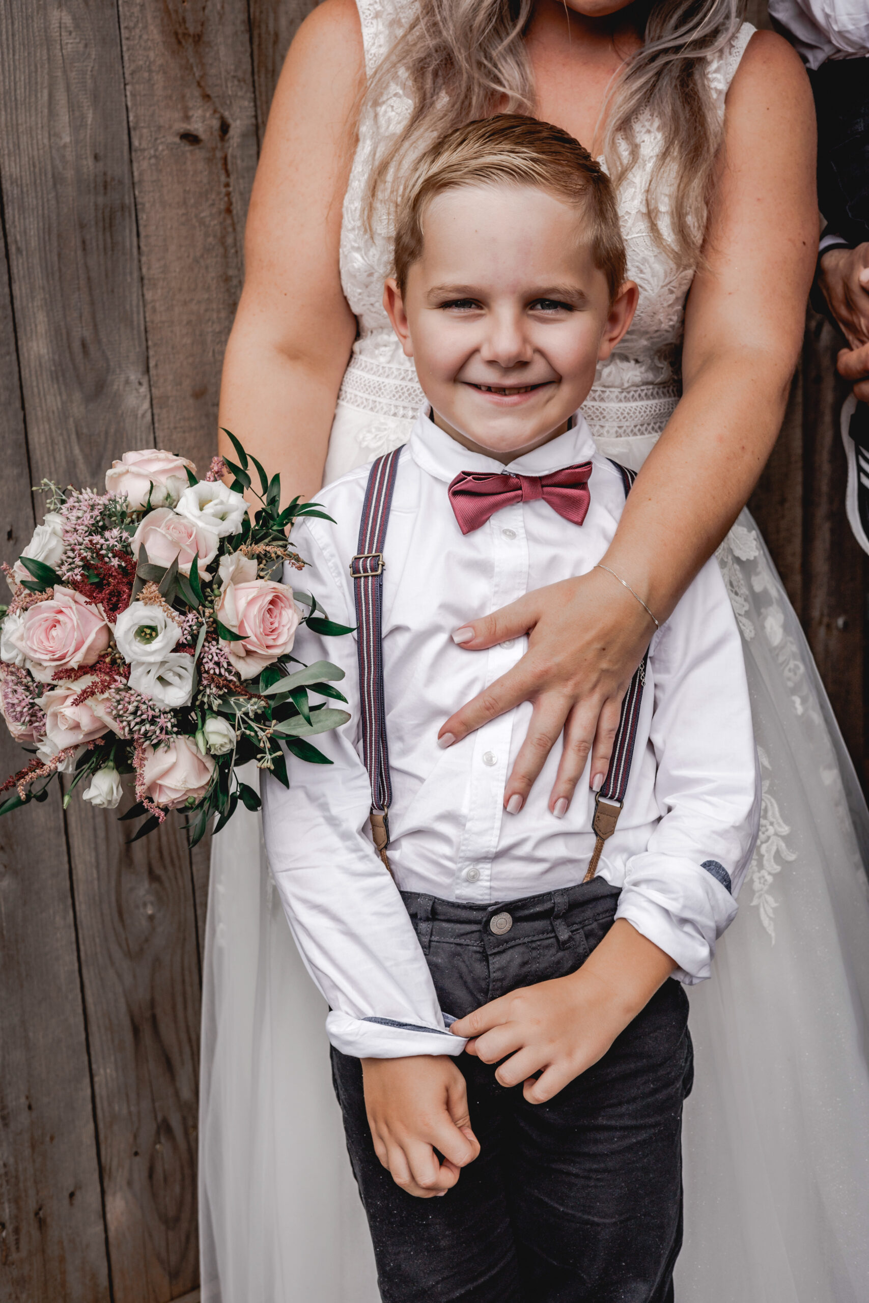 Kind mit Blumenstrauß – Hochzeit Detail