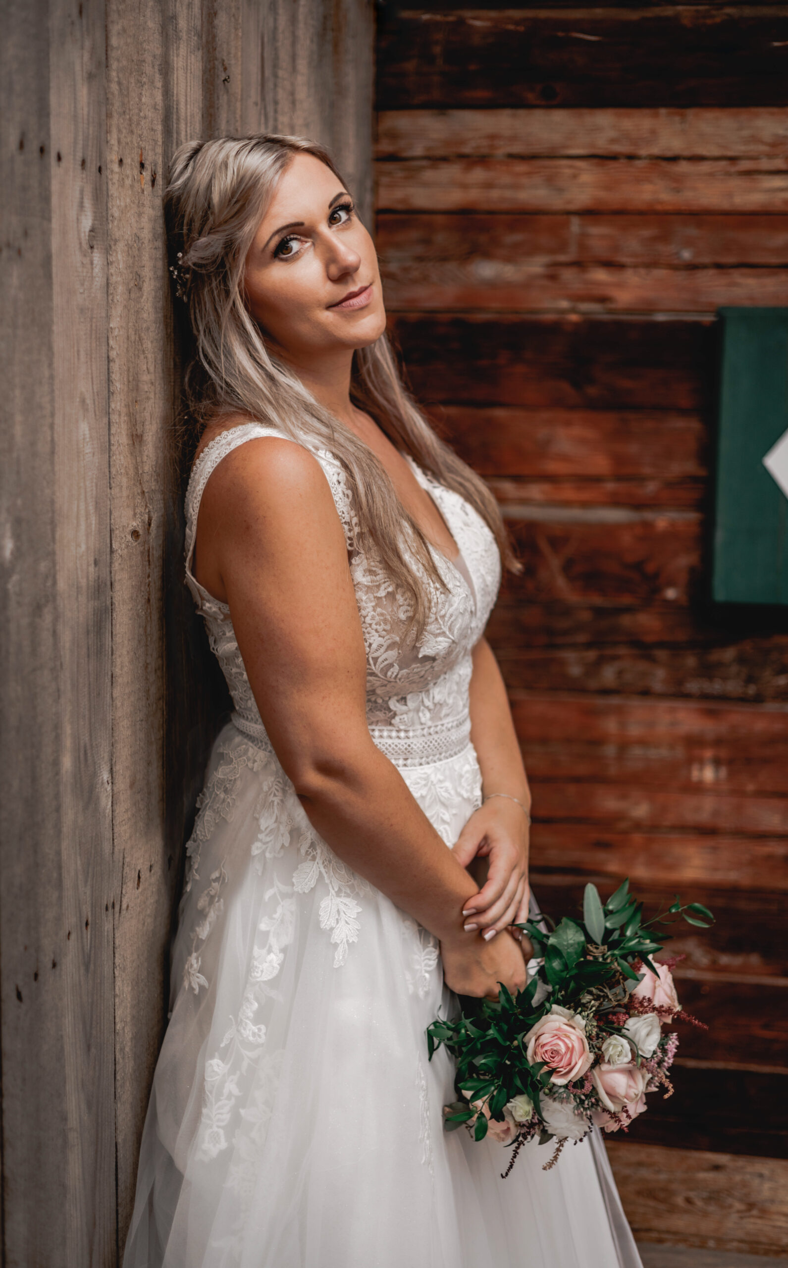 Braut Portrait am Holzhaus – natürliche Fotografie
