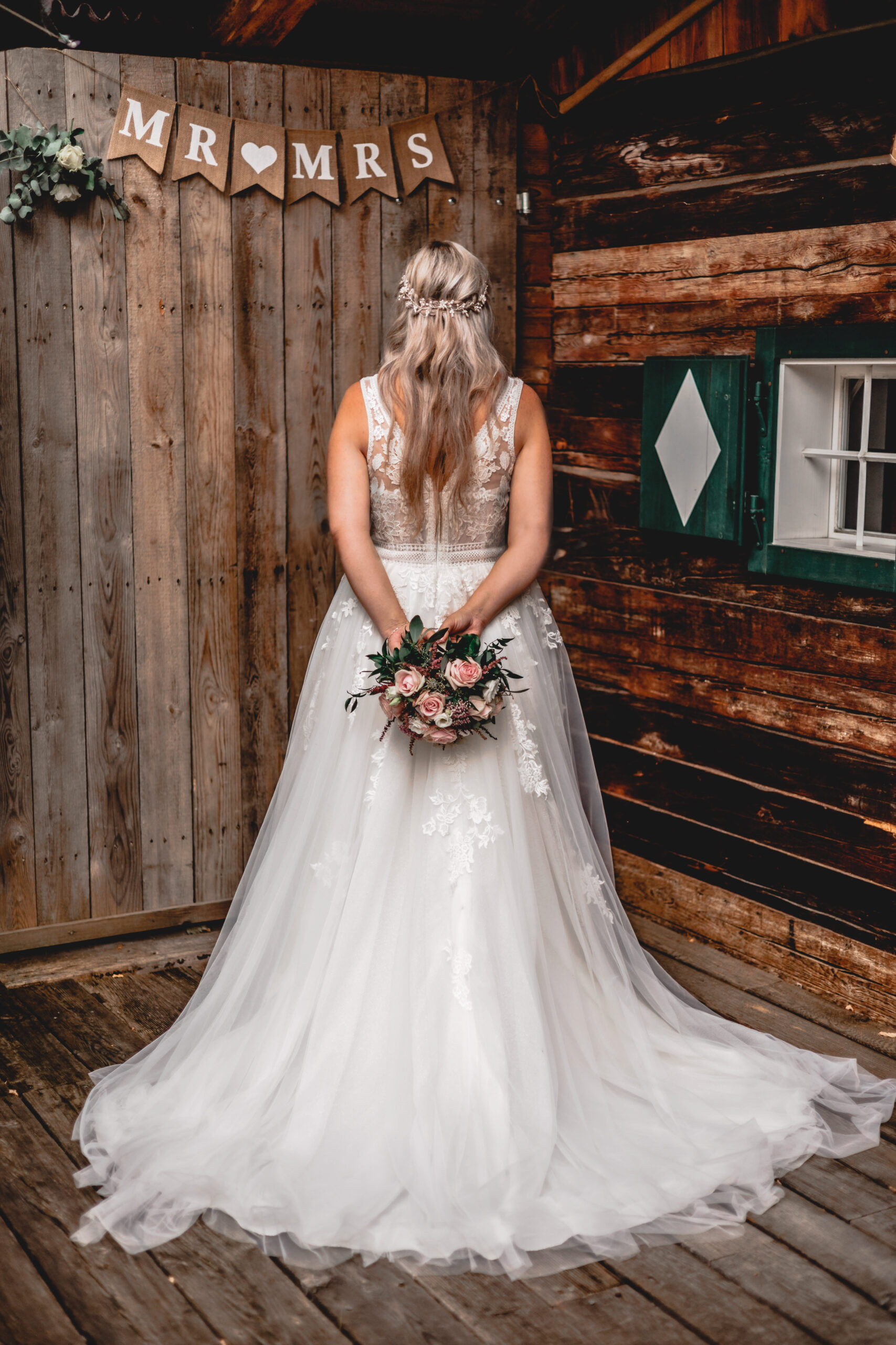 Braut Ganzkörper Portrait – Hochzeit im Grünen