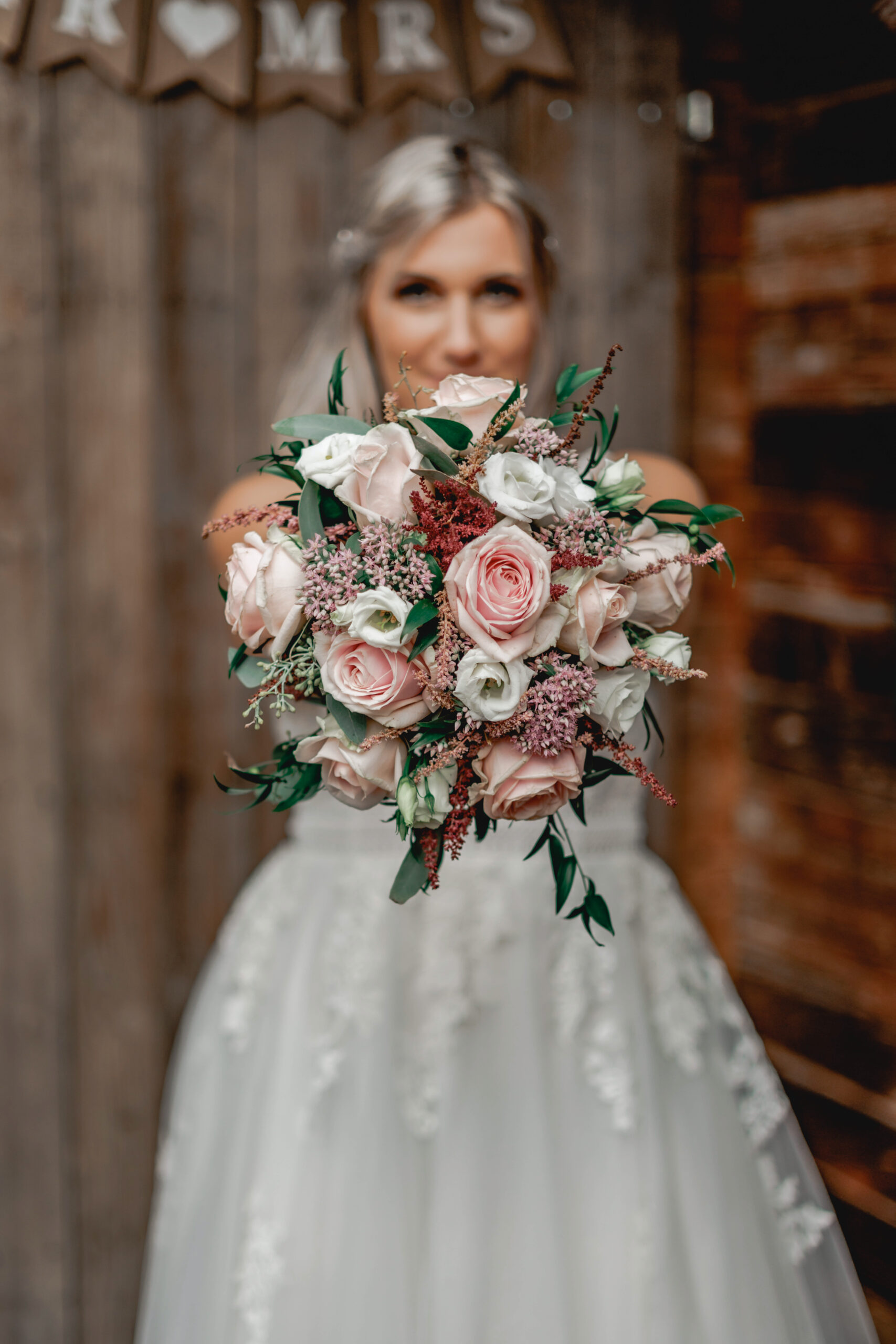 Braut mit Blumenstrauß – Hochzeitsfotografie Detail