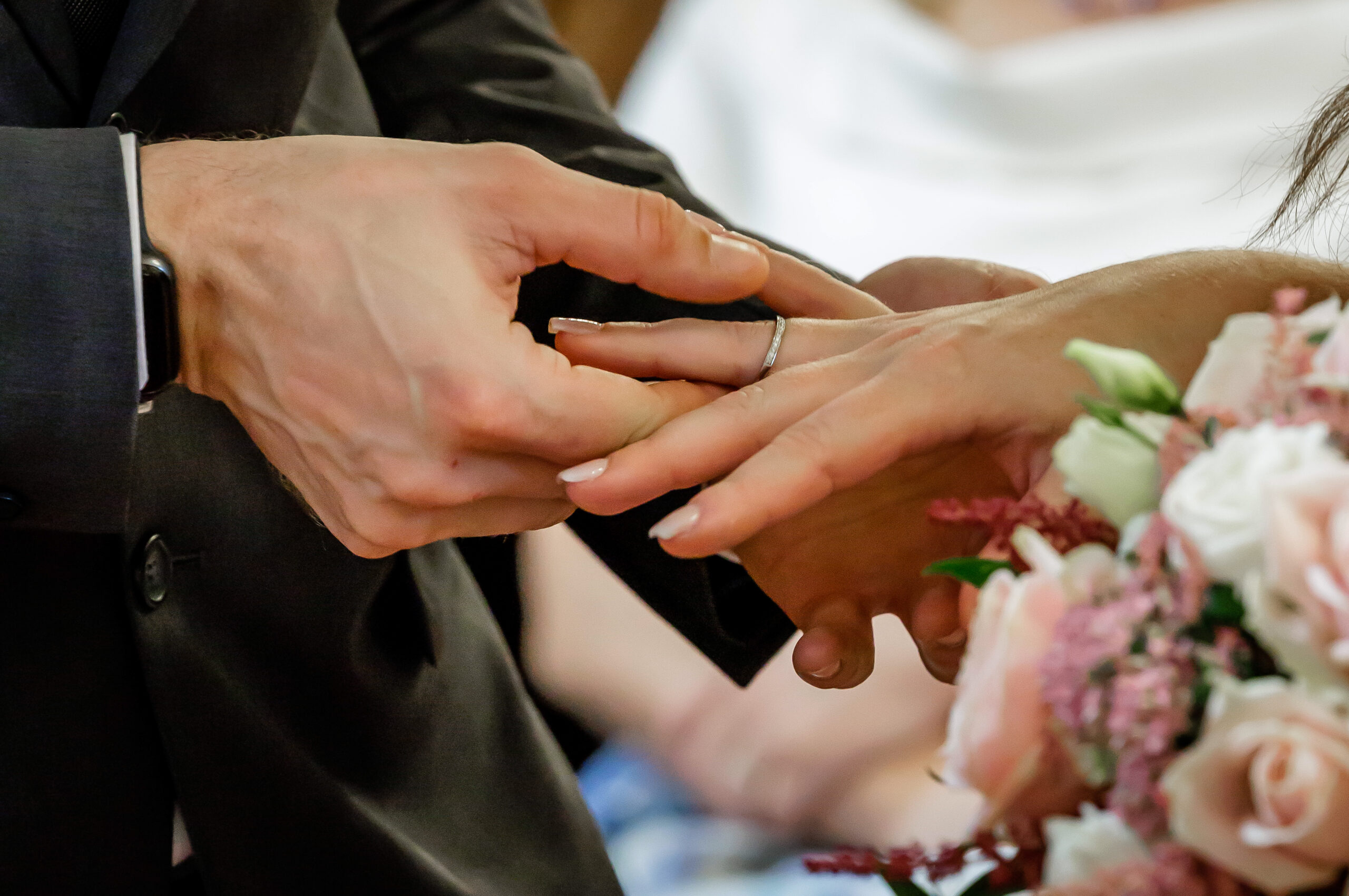 Ringtausch Hände – Trauung Detailaufnahme