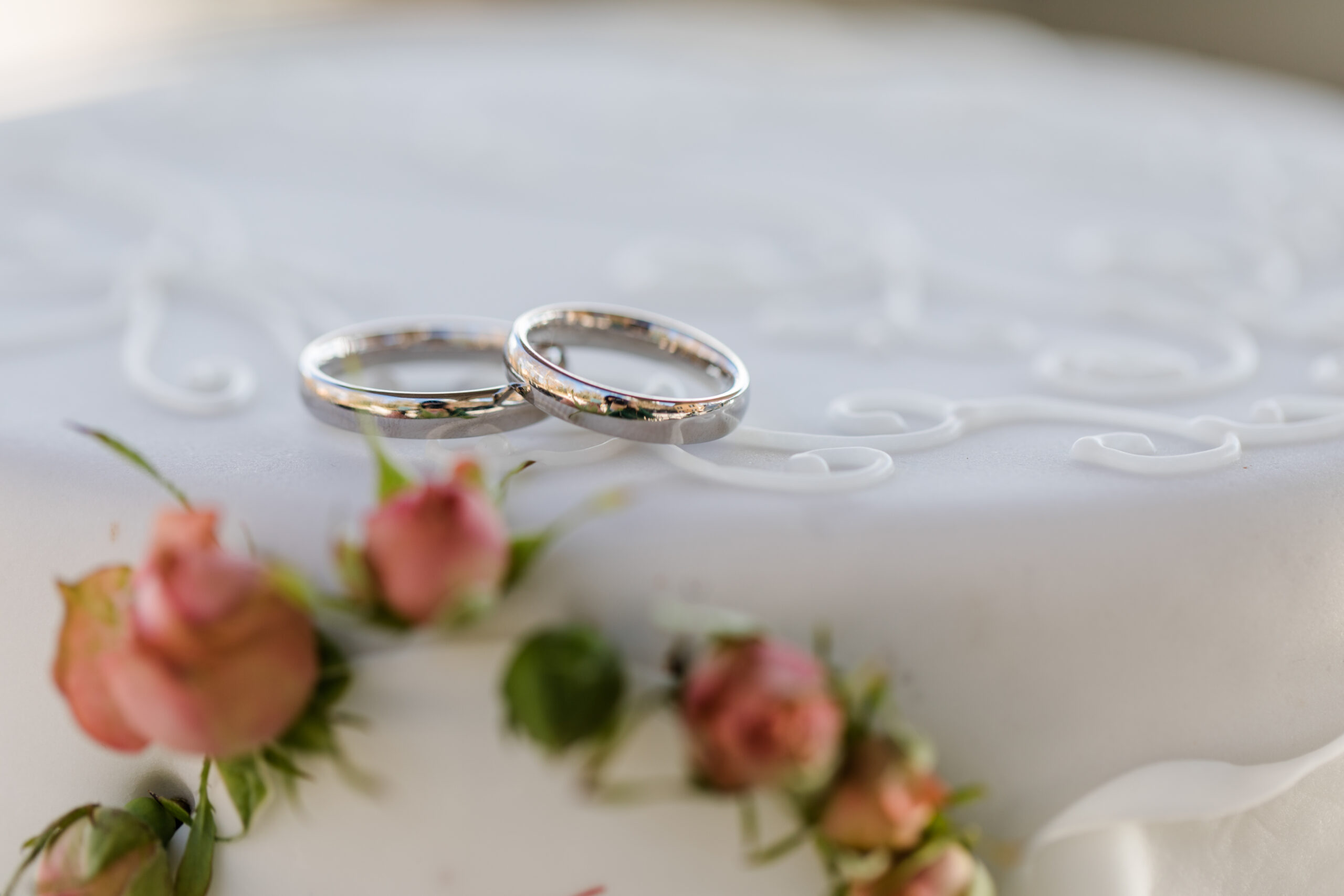 Eheringe auf Stoff – Detailaufnahme Hochzeit