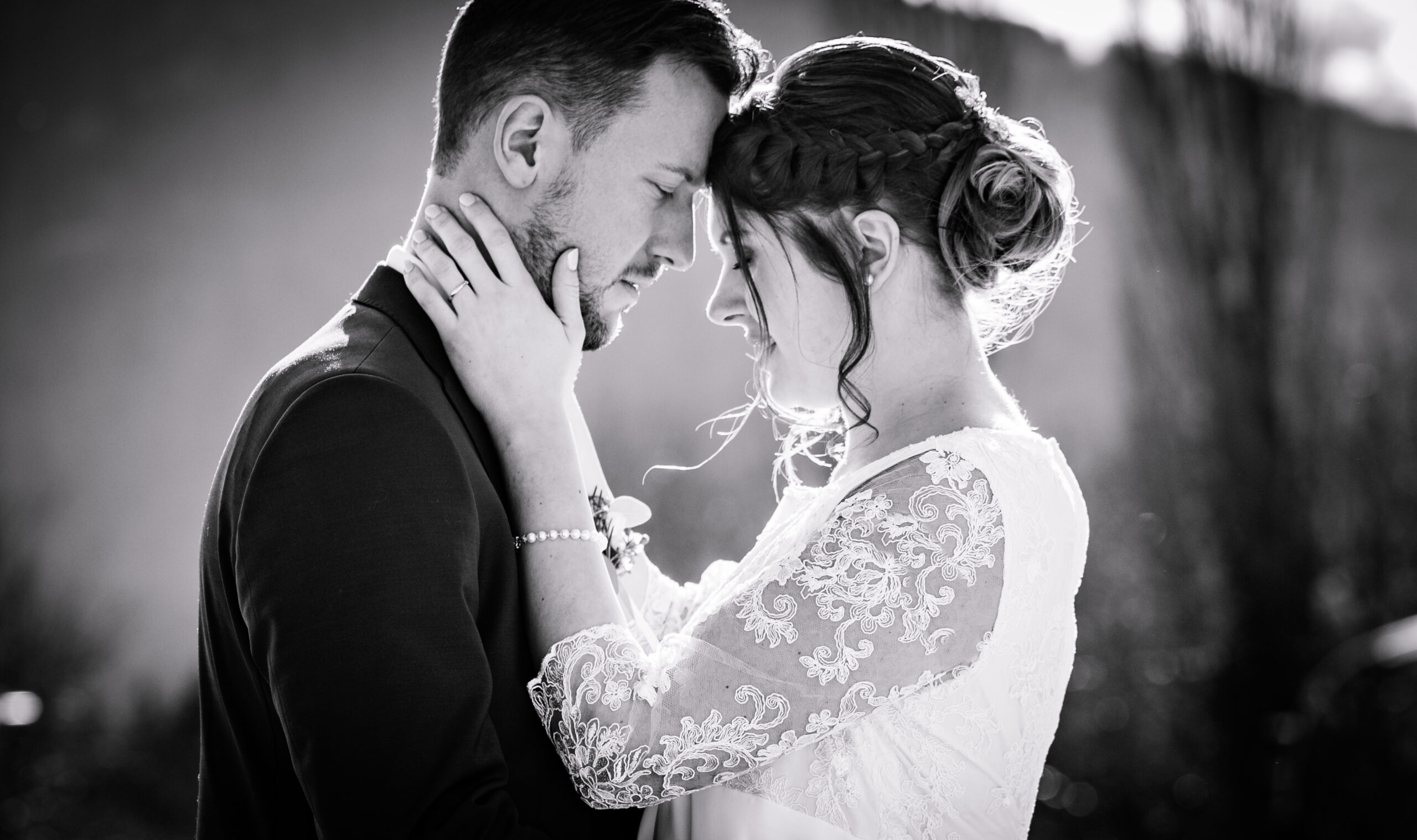 Schwarzweiß Brautpaar – intime Hochzeitsfotografie