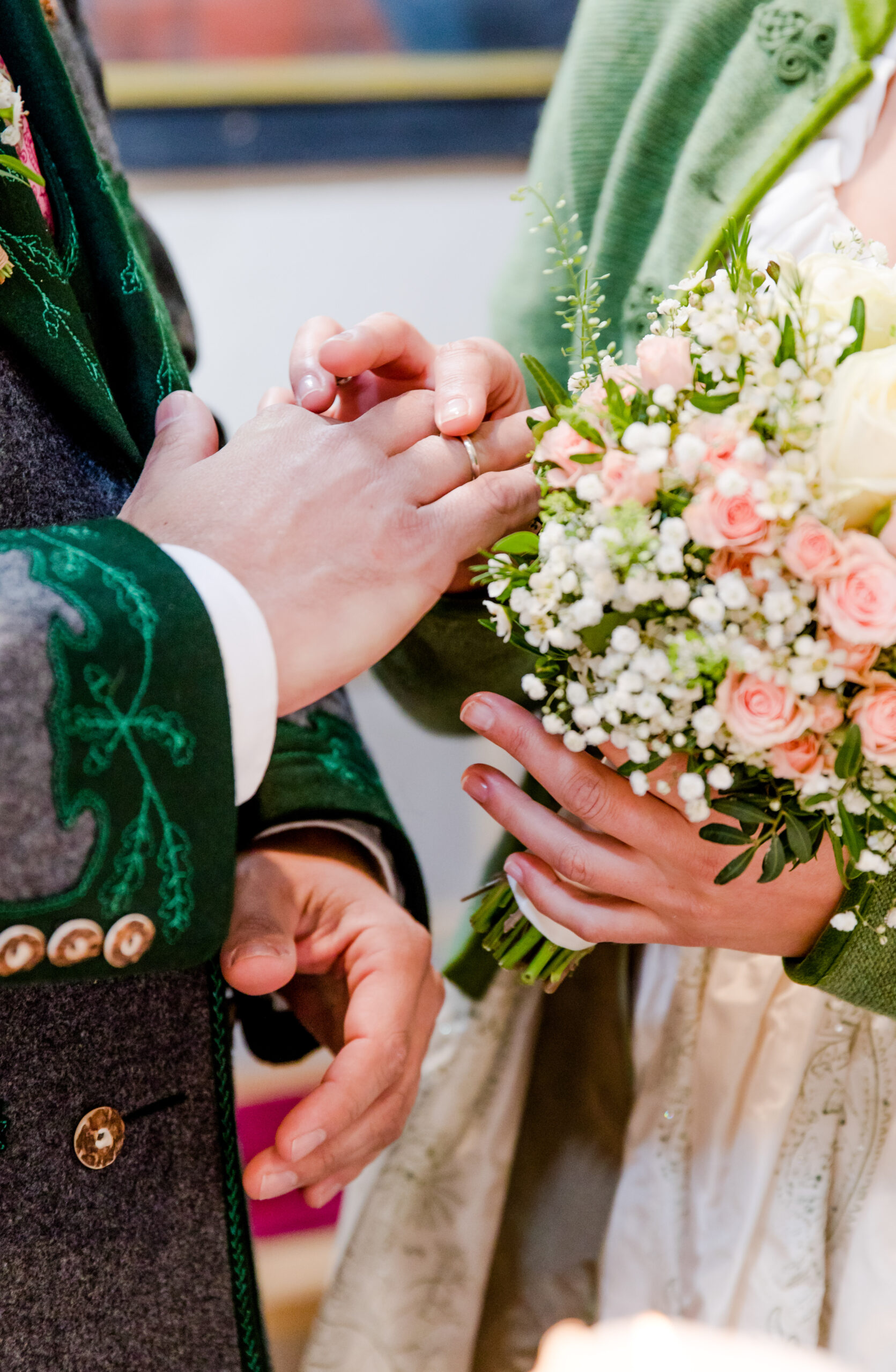 Hände mit Blumenstrauß – Hochzeitsmoment