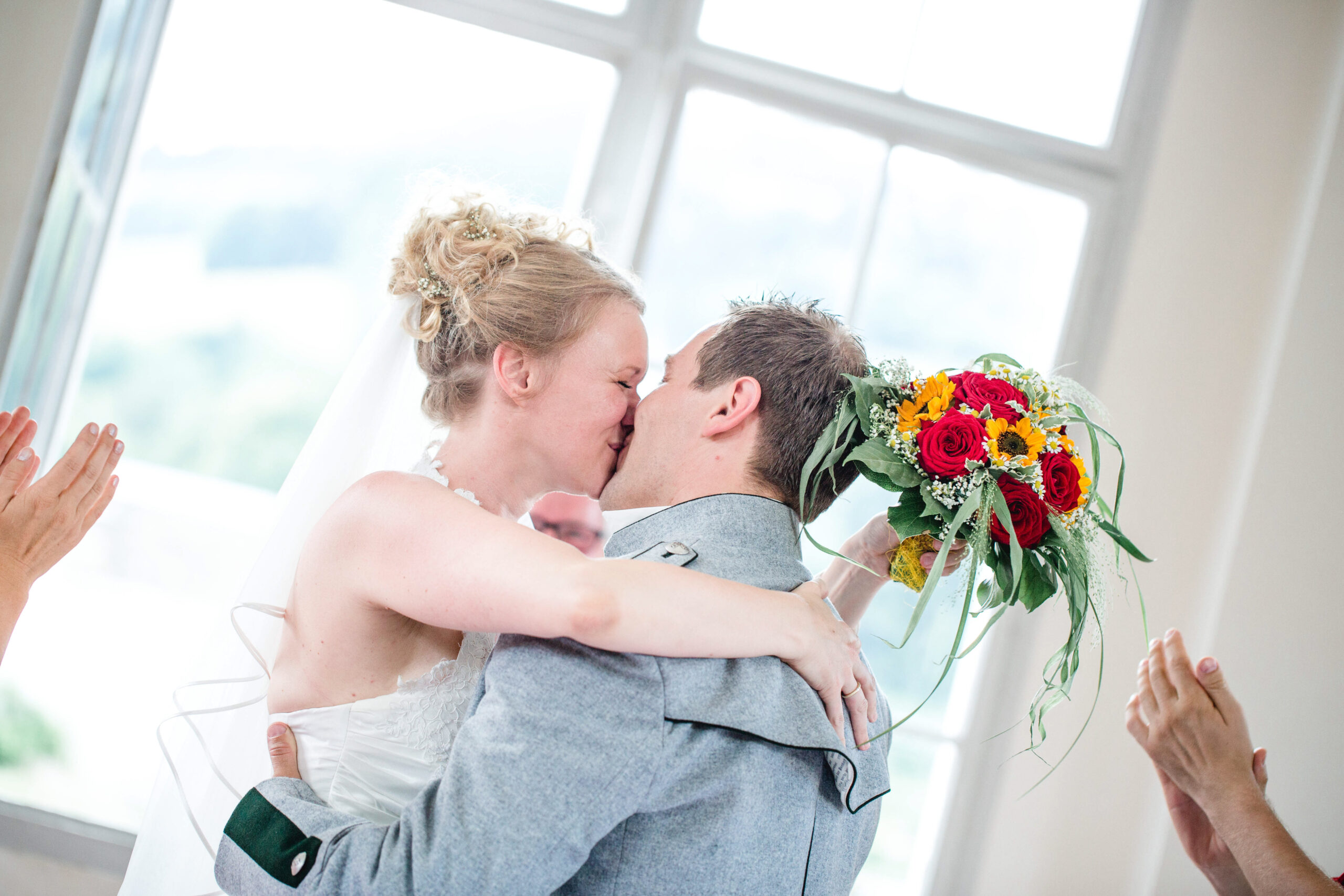 Brautpaar Umarmung – emotionale Hochzeitsszene