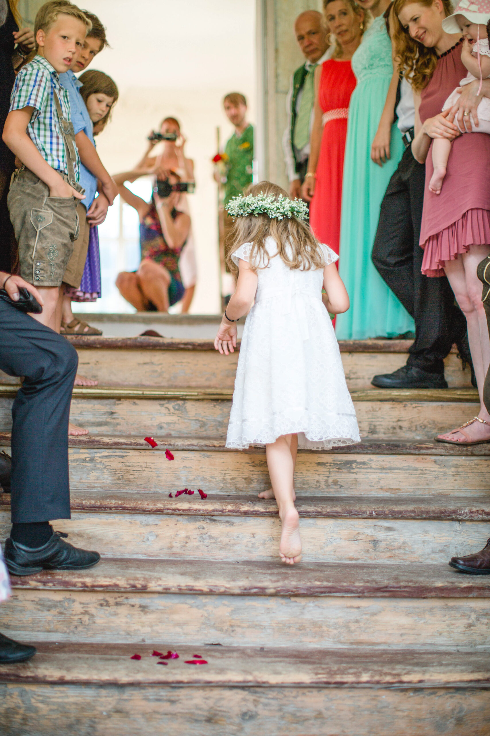 Blumenmädchen auf Treppe – Hochzeit Szene