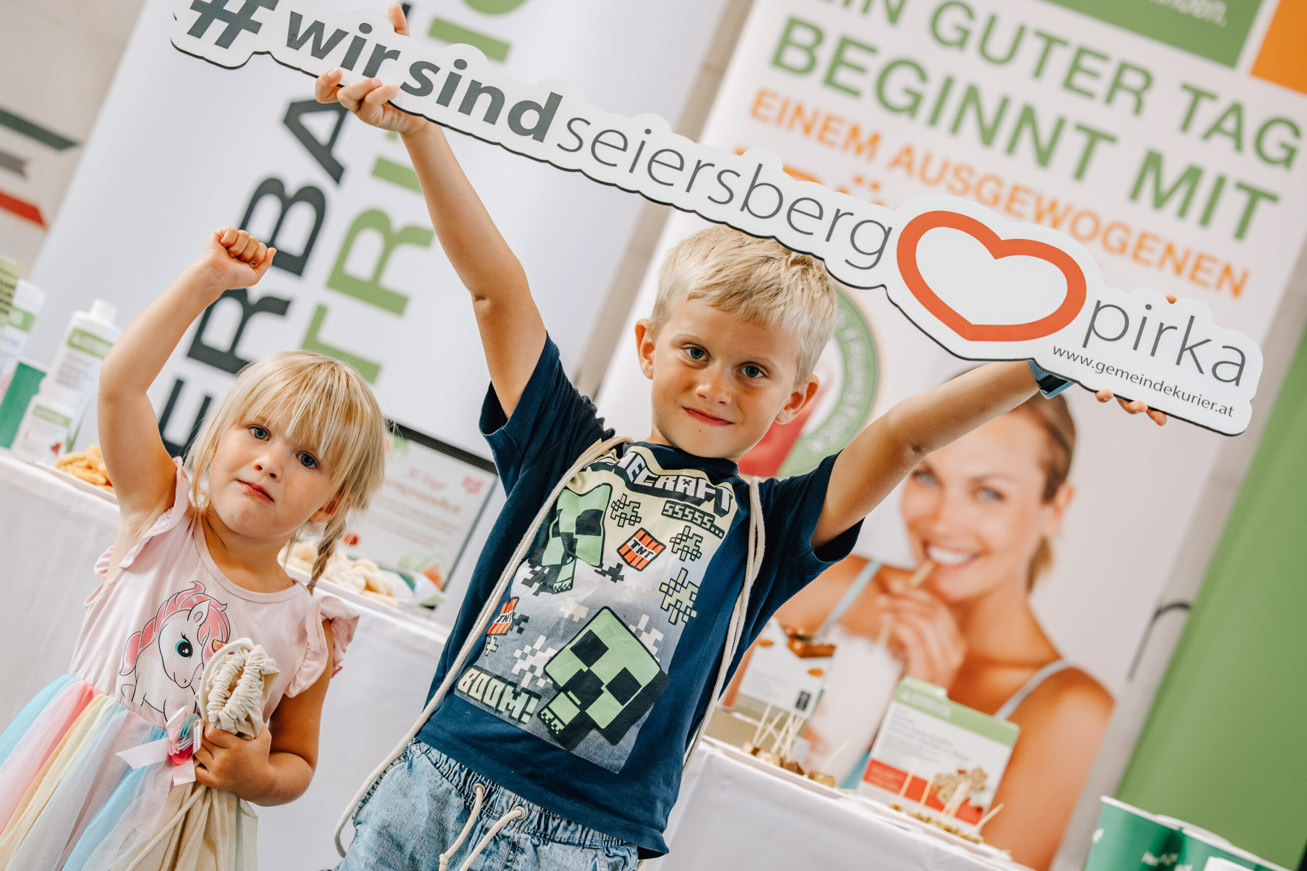 Kinder mit Plakat – Familienreportage
