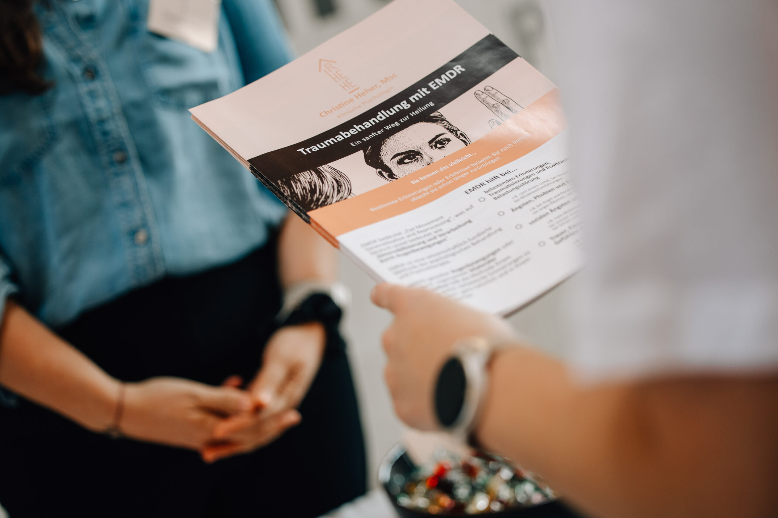 Übergabe eines Dokuments – Business Szene