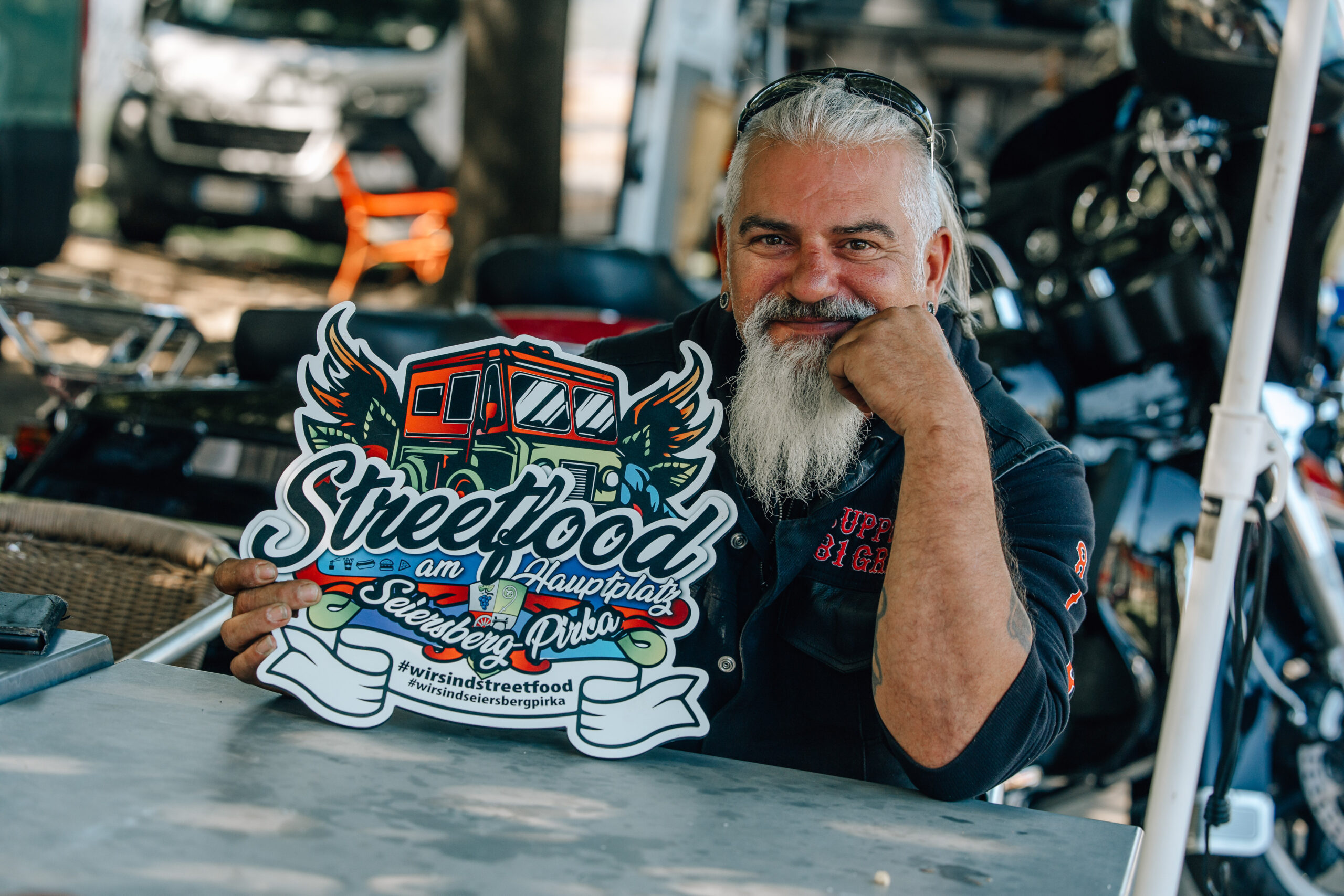 Mann mit Auto – Lifestyle Portrait