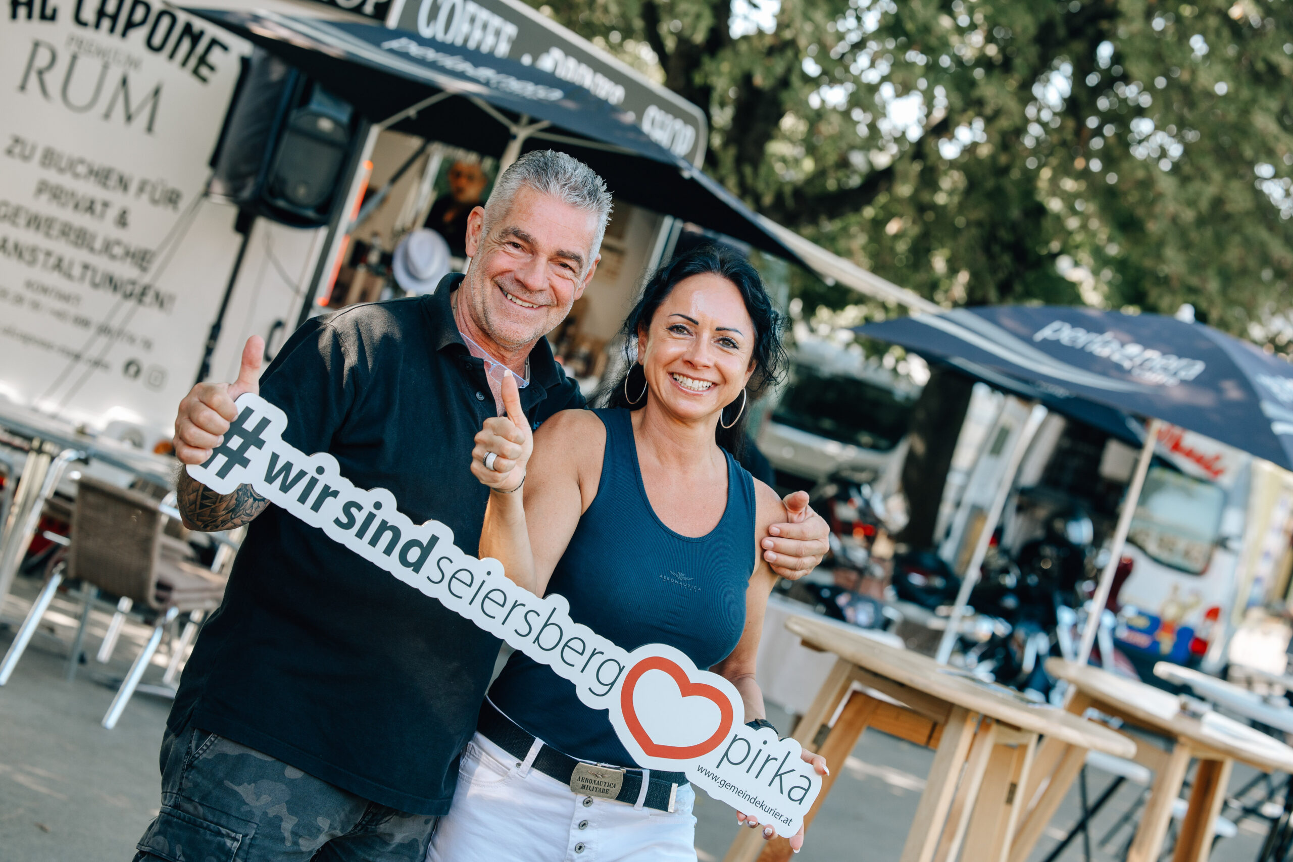 Verkäufer am Marktstand – authentische Szene