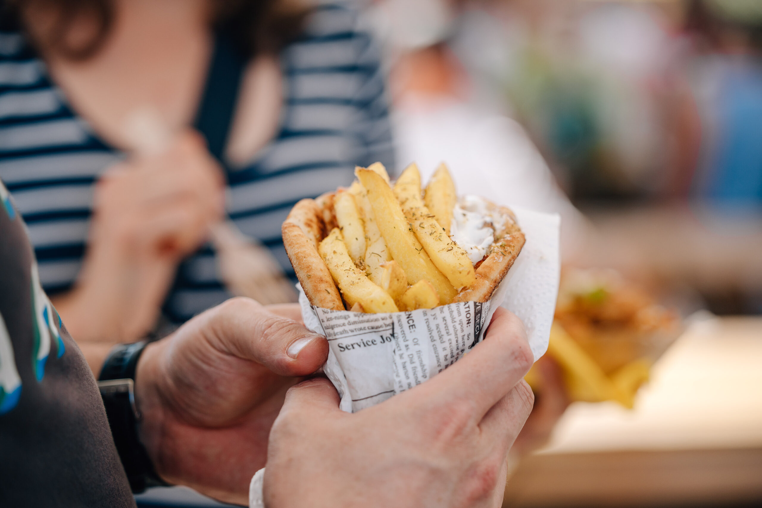 Pommes in Hand – Food Detailaufnahme